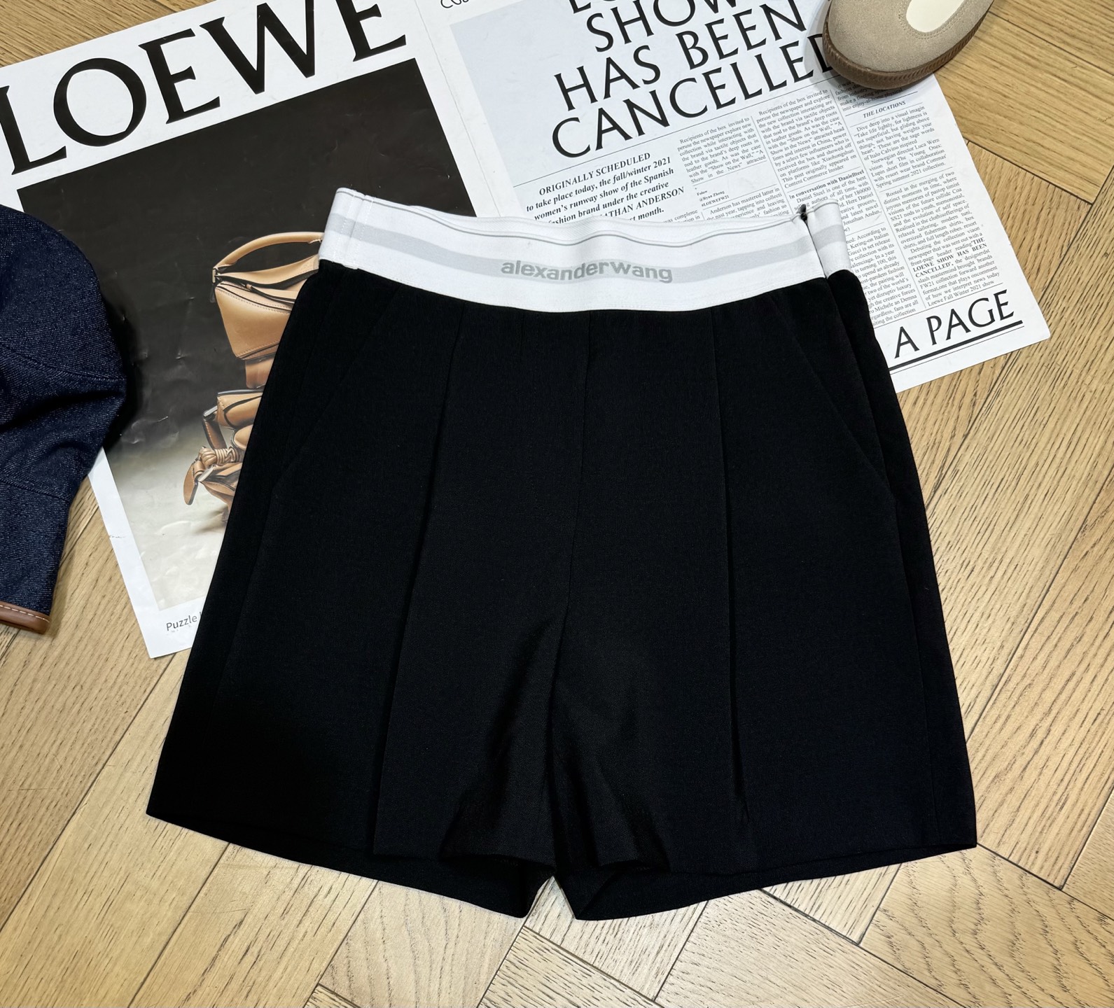 Alexander Wang High-Waisted Wool Blend Shorts with Logo Detail 5 i1746518015324 7577 0 3