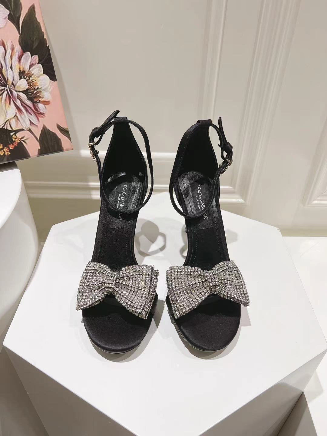 NO:724723,Dolce & Gabbana 25ss spring and summer new style high heels sandals Italian romantic aesthetic silk series where classic and modern collide. Kitten heel sandals Lines, styles, visible sense of high-end, non-market currency comparable DG Dolce & Gabbana show direct hit, updated simultaneously Dolce & Gabbana's designs always combine classicism and modern style, and are creative and romantic Baroque style Baroque palace style Italian aesthetic Sicily's beautiful legend  Dolce & Gabbana upper is made of original imported silk, lining is sheepskin, heel height is 10cm, sole is original Italian leather outsole, size 35-39 (40.41 customization is not returnable), high heels and sandals, Dolce&Gabbana, Dolce&Gabbana, sandals, high heels, sheepskin, real silk, Leather soles19860909Dolce & Gabbana 杜嘉班纳 25ss春夏新款 高跟 凉鞋 古典与现代碰撞出的意式浪漫美学真丝系列 小猫跟凉鞋 线条,版型,看得到的高级感,非市场通货可比 DG杜嘉班纳秀场直击,同步更新 杜嘉班纳的设计总是结合古典主义与现代风格 并具备创意、浪漫 巴洛克风格 巴洛克宫廷风 意式美学西西里美丽的传说 Dolce & Gabbana 鞋面采用原版进口真丝 内里垫脚羊皮 跟高10cm 鞋底原版意大利真皮大底 码数35-39（40.41定制不退换）,高跟鞋凉鞋,Dolce&Gabbana,Dolce&Gabbana,sandals,high heels,sheepskin,real silk,Leather soles,Women's Shoes