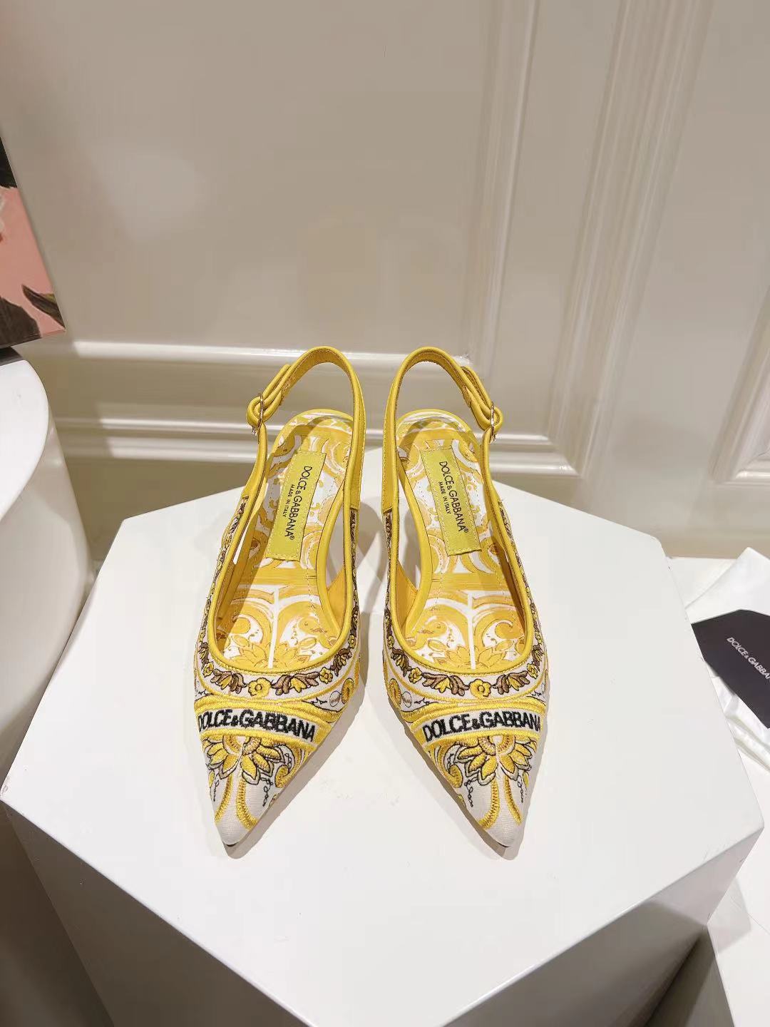 NO:260932,dg new 35-42 size genuine leather sole, pointed toe electric embroidery single shoes, sheepskin inner foot pad two types of heel height 10cm 6.5cm, sandals, Dolce & Gabbana, sandals, sheepskin, Leather soles19860909dg新款35-42码数真皮大底,尖头电绣单鞋 羊皮内里垫脚二种跟高10cm 6.5cm,凉鞋,Dolce&Gabbana,sandals,sheepskin,Leather soles,Women's Shoes