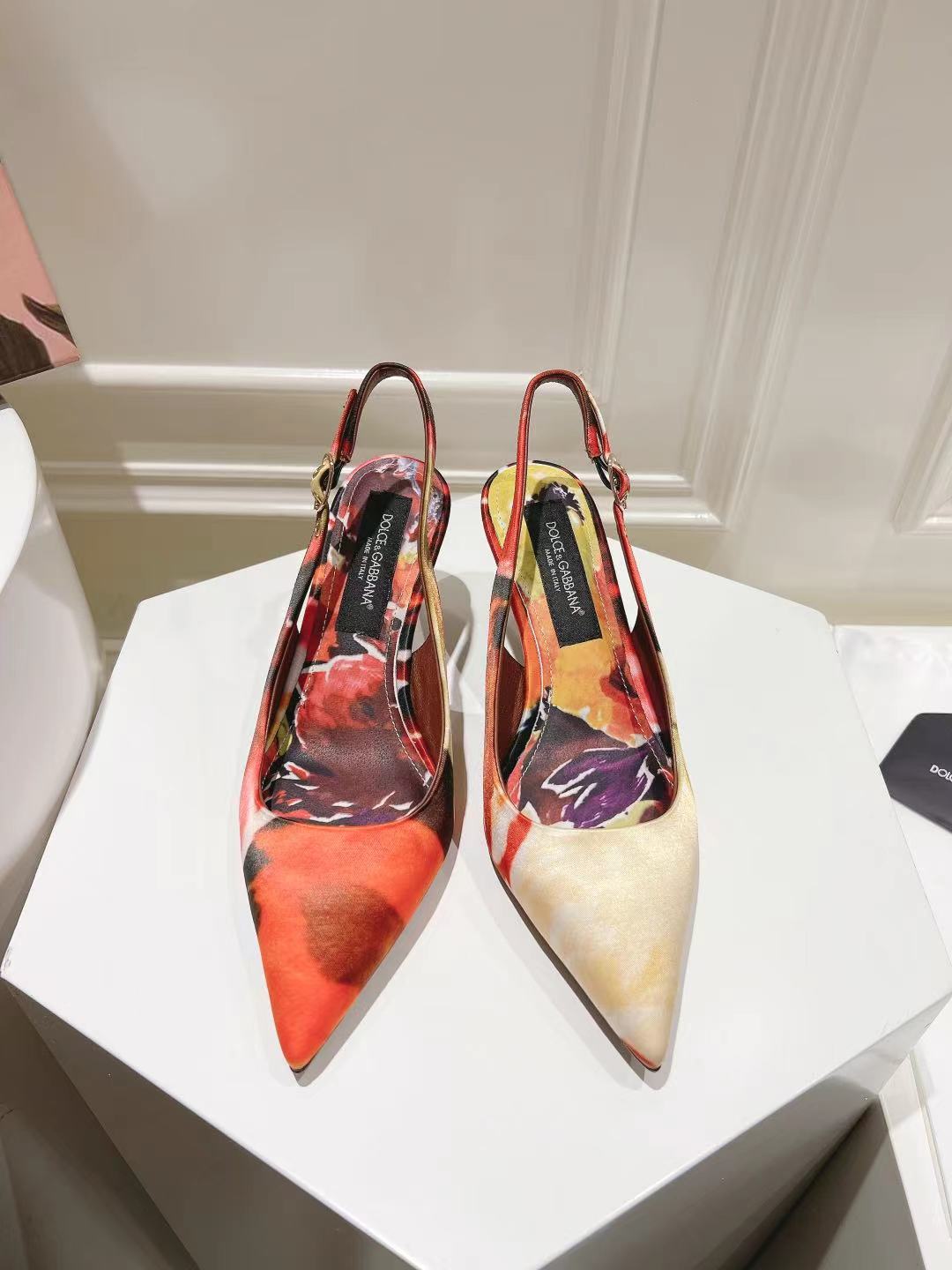 NO:168098,New model, 35-42 size genuine leather sole, printed fabric sheepskin inner footbed, heel height 6.5cm 9.5cm, sandals, sandals, sheepskin, Leather soles19860909新款,35-42码数真皮大底,印花面料羊皮内里垫脚 跟高6.5cm 9.5cm,凉鞋,sandals,sheepskin,Leather soles,Women's Shoes