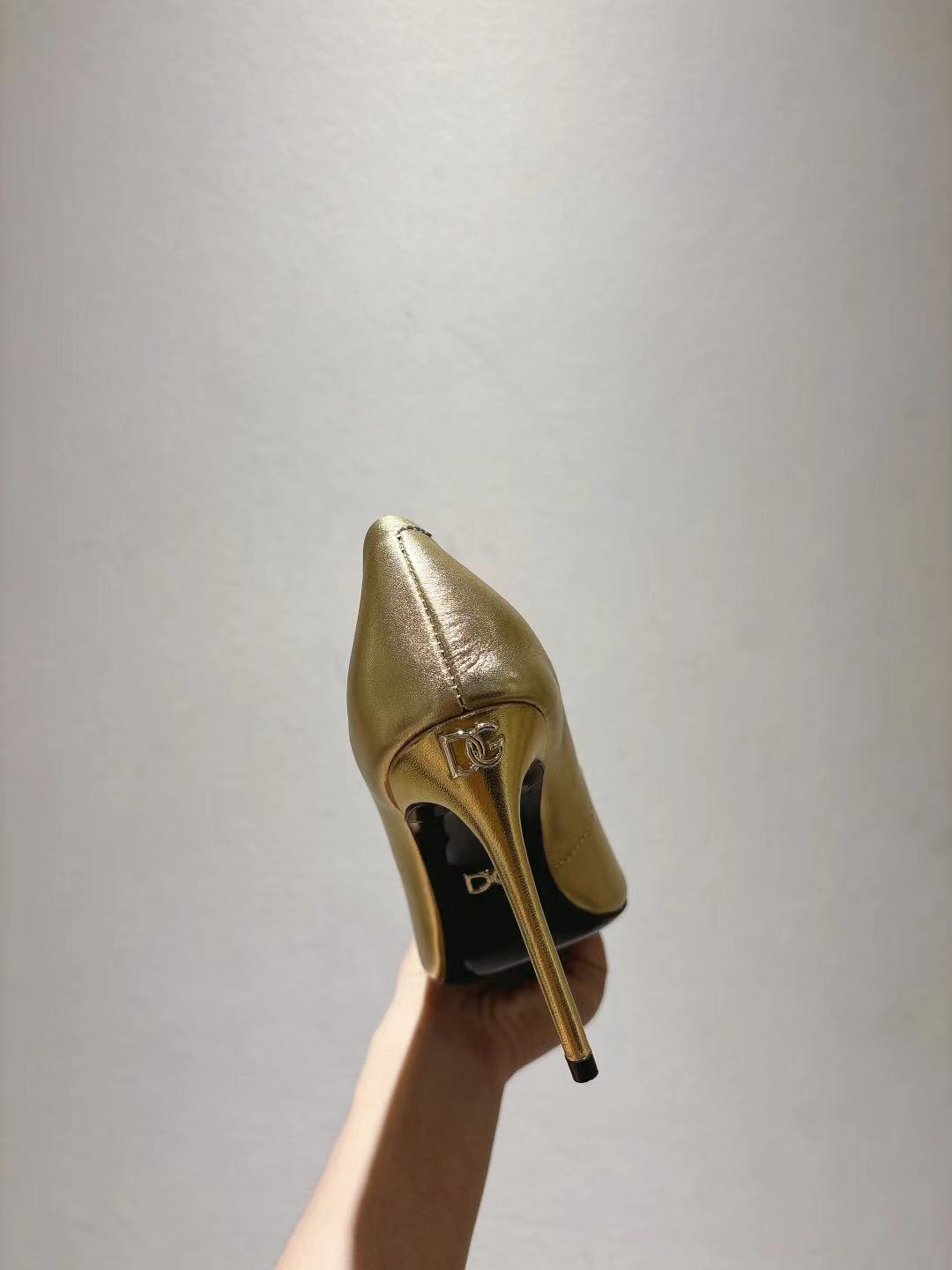 “Oxen-Skin Prototypes for Shoes in Various Sizes and Materials” - 图片 7