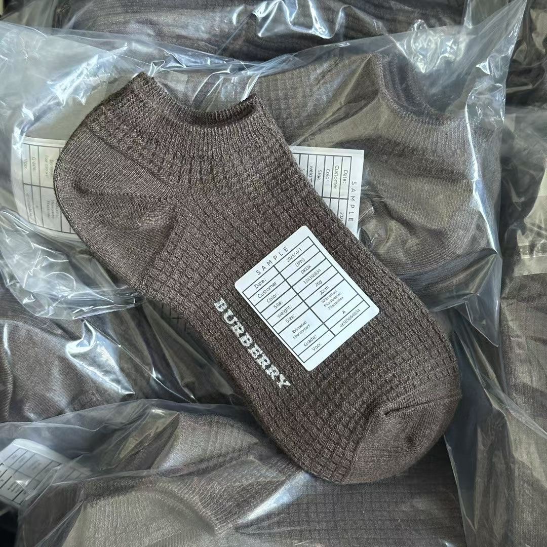 65💰3双包邮 （编号52）
正品保真 BUR 船袜  伊势丹百货订单  船袜 手工对目  （适合 38～42脚）数量只有几十双