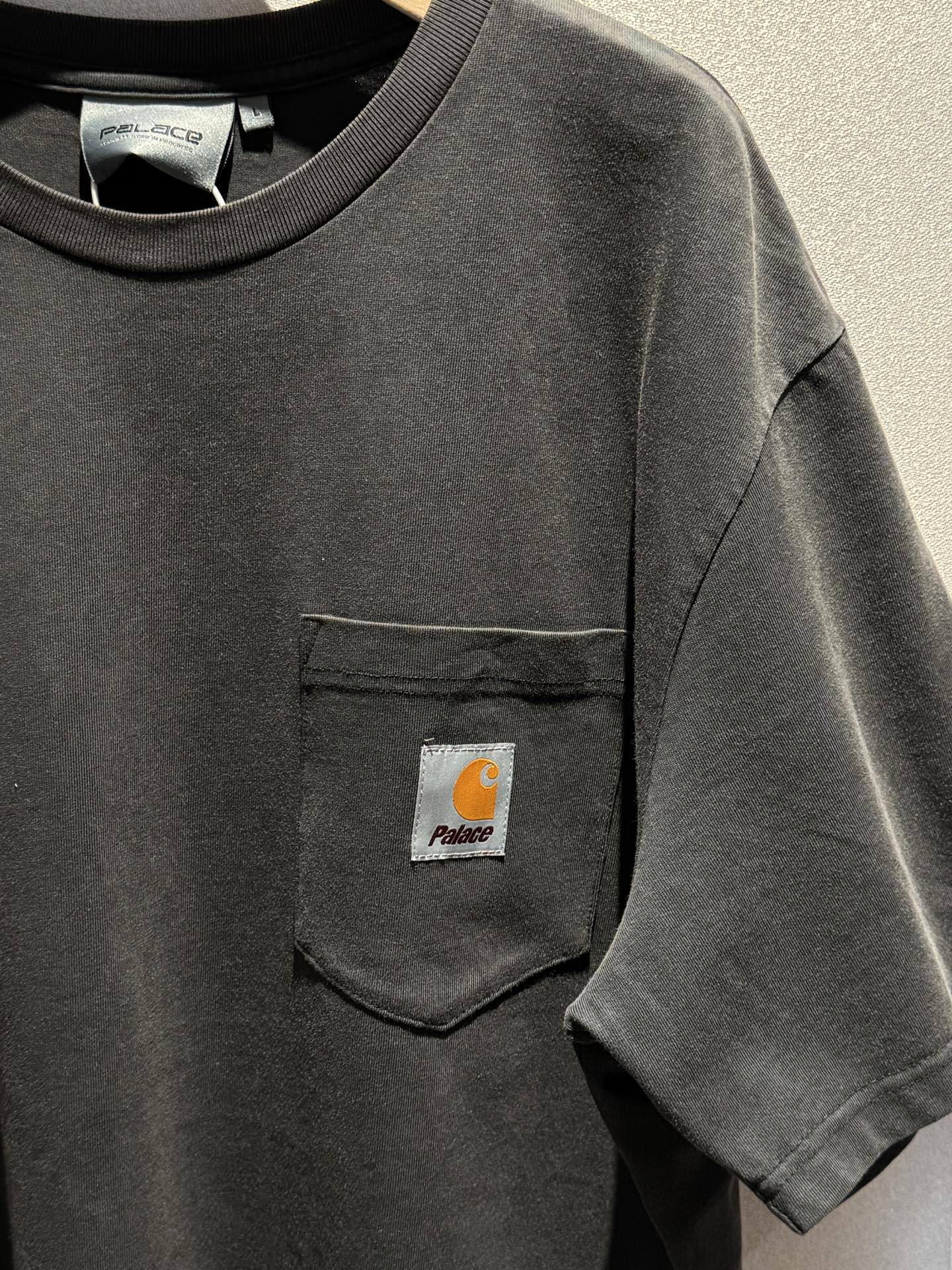 260💰（编号52）
正品Palace x Carhartt WIP 蜡染水洗短袖
卡哈特联名款 纯色小标 浆染设计
全身不规则水洗做旧 自然落色
一个细节区别所有市面仿货⚠️
S/M/L/XL/XXL
数量几十件！！！！非常好看