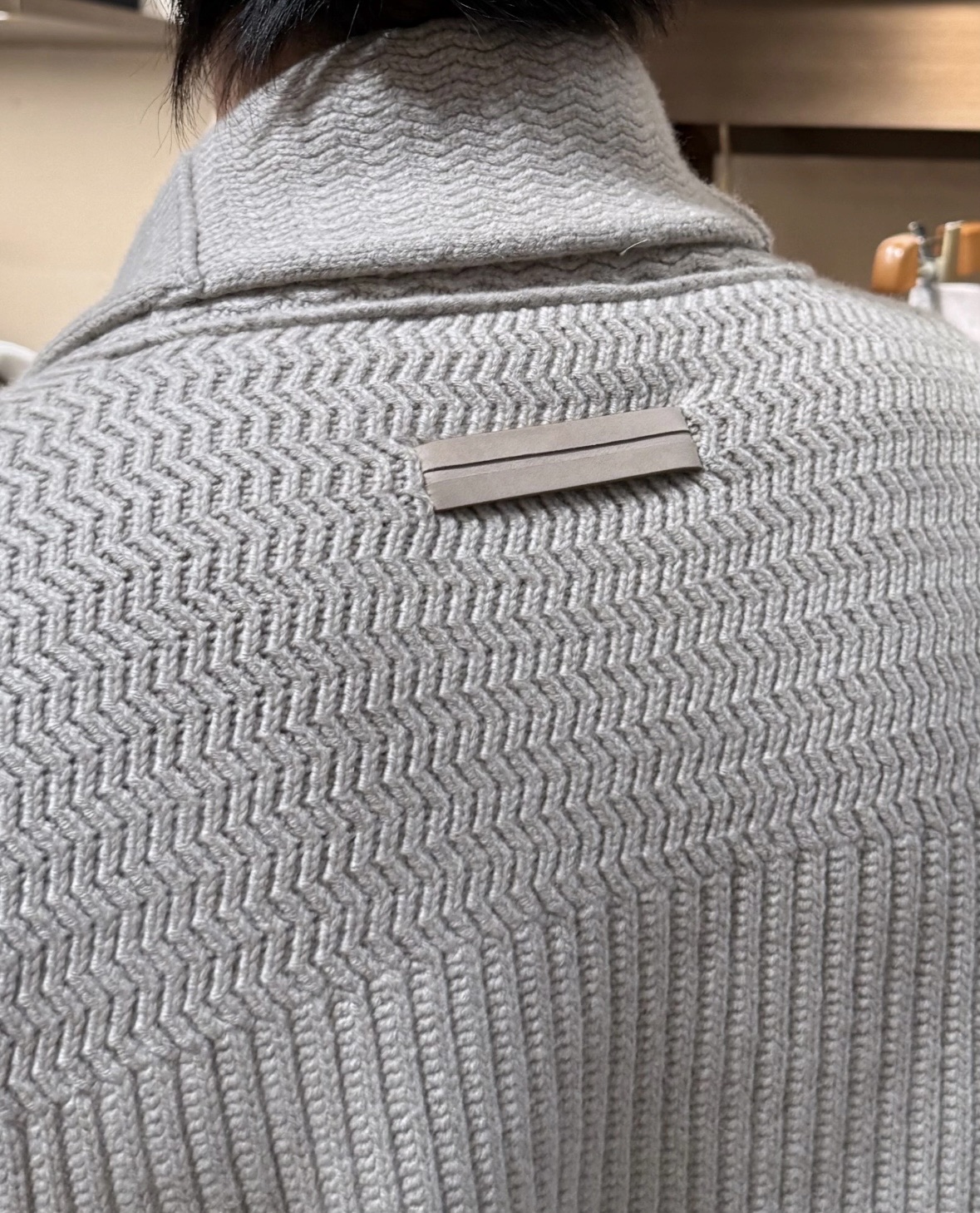 1480💰（编号52）
高端重磅级好物 超重工美利奴羊毛/VellusAureum青果领针织开衫 
老钱风满满 单是原料就用了1.4公斤黄金羊毛，成本比大部分羽绒服还高!
澳大利亚牧场的羊毛&意大利工坊的工艺
每一件都是传统手艺和现代技术的结合
VELLUS AUREUM超细美利奴羊毛摸起来软糯 又透气又保暖 复古织纹还特别显质感
袖口，下摆是罗纹工艺，弹性好还不容易变形。前身双贴袋，侧边立体包边，后领撞色贴片加皮质饰条，门襟是手工打磨的天然花牛角扣。
尺码48～56 