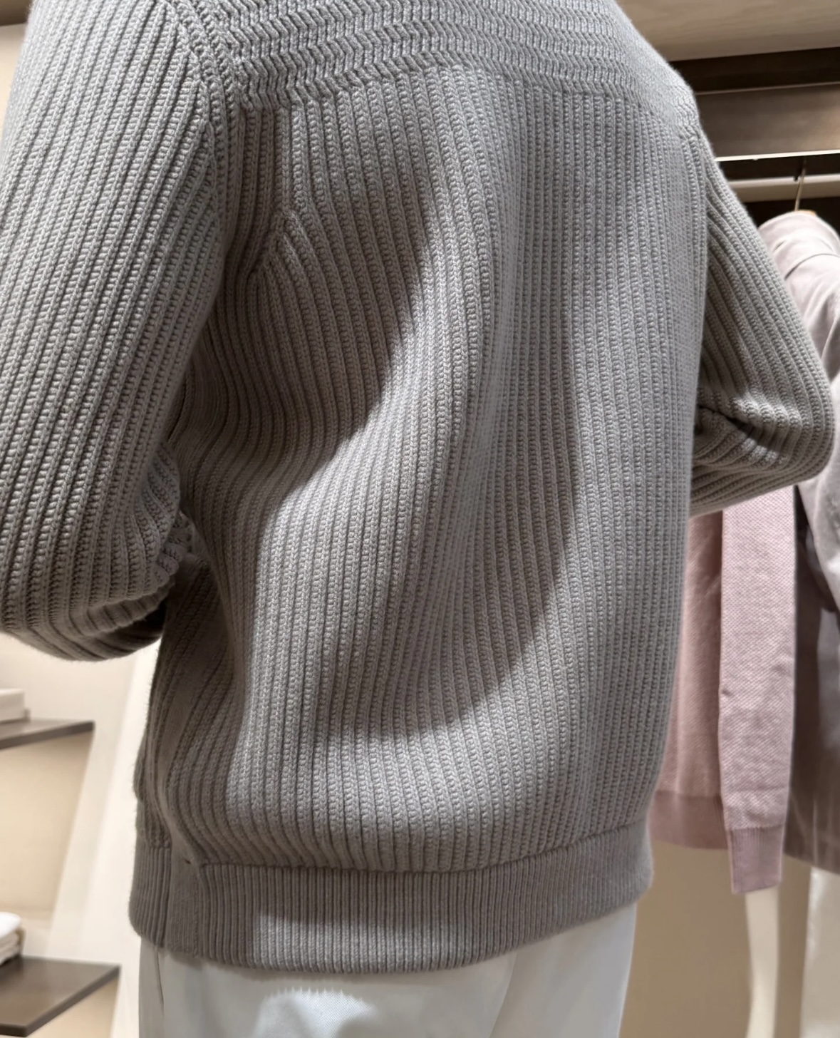 1480💰（编号52）
高端重磅级好物 超重工美利奴羊毛/VellusAureum青果领针织开衫 
老钱风满满 单是原料就用了1.4公斤黄金羊毛，成本比大部分羽绒服还高!
澳大利亚牧场的羊毛&意大利工坊的工艺
每一件都是传统手艺和现代技术的结合
VELLUS AUREUM超细美利奴羊毛摸起来软糯 又透气又保暖 复古织纹还特别显质感
袖口，下摆是罗纹工艺，弹性好还不容易变形。前身双贴袋，侧边立体包边，后领撞色贴片加皮质饰条，门襟是手工打磨的天然花牛角扣。
尺码48～56 