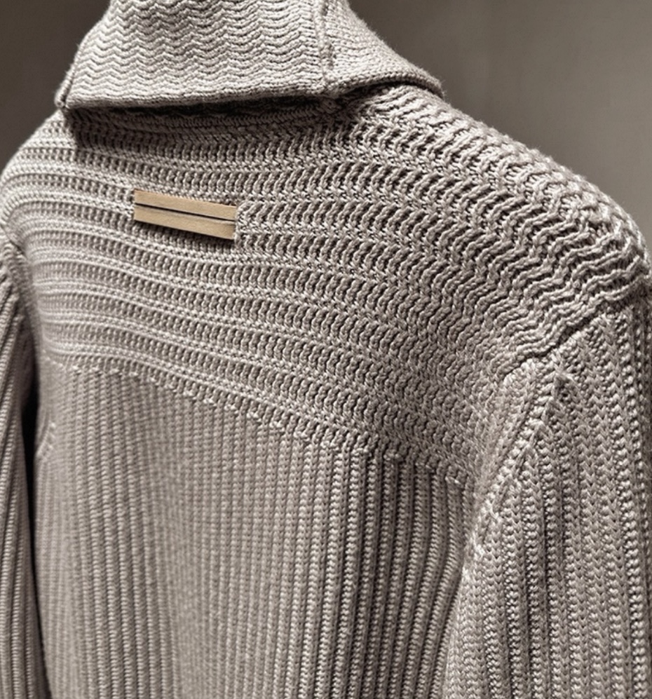 1480💰（编号52）
高端重磅级好物 超重工美利奴羊毛/VellusAureum青果领针织开衫 
老钱风满满 单是原料就用了1.4公斤黄金羊毛，成本比大部分羽绒服还高!
澳大利亚牧场的羊毛&意大利工坊的工艺
每一件都是传统手艺和现代技术的结合
VELLUS AUREUM超细美利奴羊毛摸起来软糯 又透气又保暖 复古织纹还特别显质感
袖口，下摆是罗纹工艺，弹性好还不容易变形。前身双贴袋，侧边立体包边，后领撞色贴片加皮质饰条，门襟是手工打磨的天然花牛角扣。
尺码48～56 