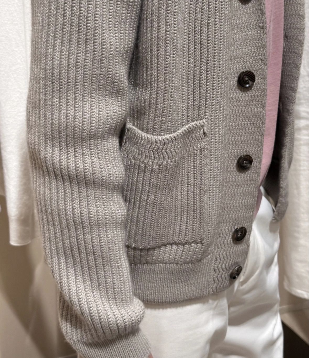 1480💰（编号52）
高端重磅级好物 超重工美利奴羊毛/VellusAureum青果领针织开衫 
老钱风满满 单是原料就用了1.4公斤黄金羊毛，成本比大部分羽绒服还高!
澳大利亚牧场的羊毛&意大利工坊的工艺
每一件都是传统手艺和现代技术的结合
VELLUS AUREUM超细美利奴羊毛摸起来软糯 又透气又保暖 复古织纹还特别显质感
袖口，下摆是罗纹工艺，弹性好还不容易变形。前身双贴袋，侧边立体包边，后领撞色贴片加皮质饰条，门襟是手工打磨的天然花牛角扣。
尺码48～56 