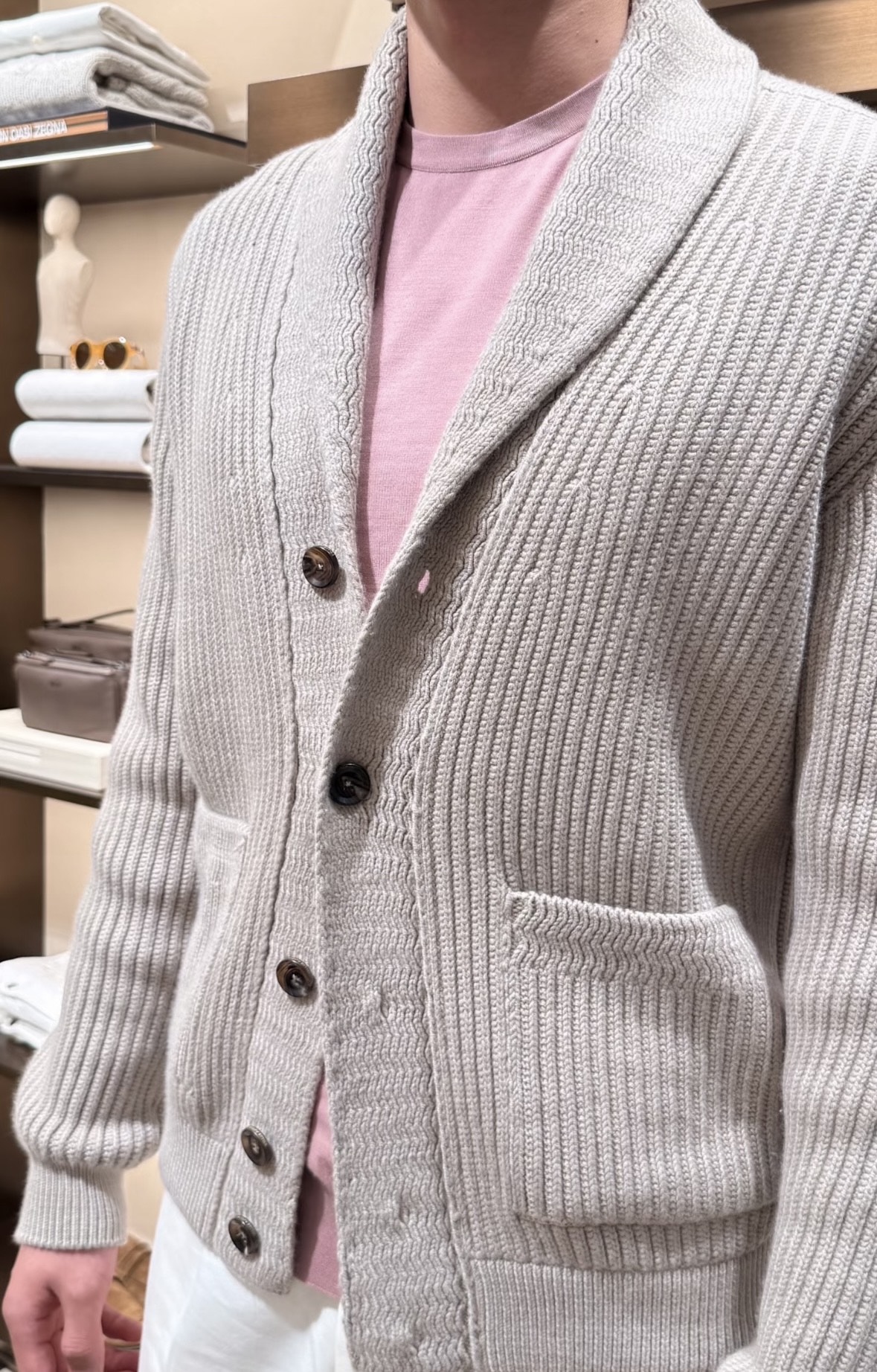 1480💰（编号52）
高端重磅级好物 超重工美利奴羊毛/VellusAureum青果领针织开衫 
老钱风满满 单是原料就用了1.4公斤黄金羊毛，成本比大部分羽绒服还高!
澳大利亚牧场的羊毛&意大利工坊的工艺
每一件都是传统手艺和现代技术的结合
VELLUS AUREUM超细美利奴羊毛摸起来软糯 又透气又保暖 复古织纹还特别显质感
袖口，下摆是罗纹工艺，弹性好还不容易变形。前身双贴袋，侧边立体包边，后领撞色贴片加皮质饰条，门襟是手工打磨的天然花牛角扣。
尺码48～56 