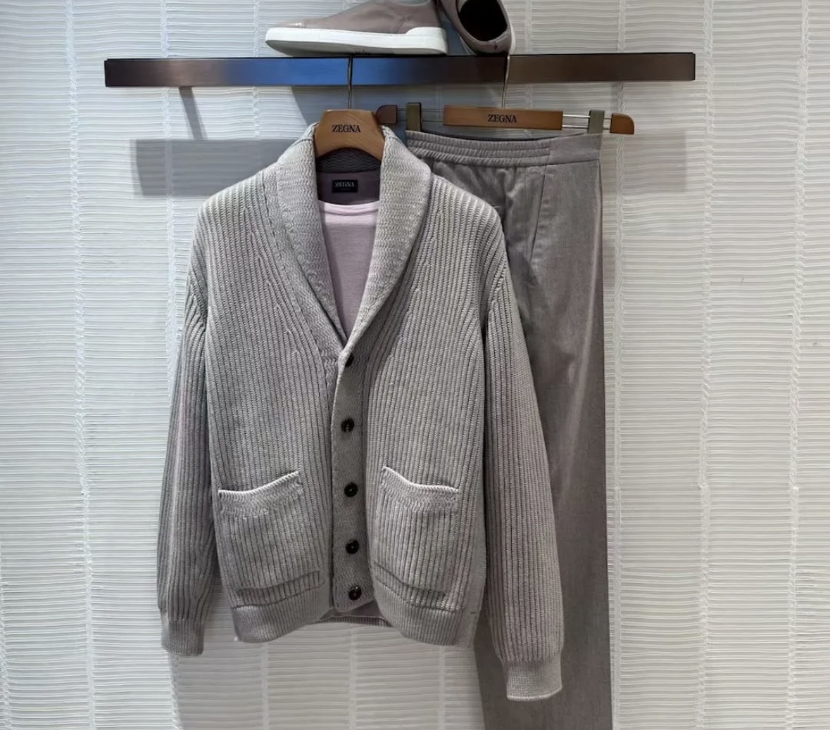 1480💰（编号52）
高端重磅级好物 超重工美利奴羊毛/VellusAureum青果领针织开衫 
老钱风满满 单是原料就用了1.4公斤黄金羊毛，成本比大部分羽绒服还高!
澳大利亚牧场的羊毛&意大利工坊的工艺
每一件都是传统手艺和现代技术的结合
VELLUS AUREUM超细美利奴羊毛摸起来软糯 又透气又保暖 复古织纹还特别显质感
袖口，下摆是罗纹工艺，弹性好还不容易变形。前身双贴袋，侧边立体包边，后领撞色贴片加皮质饰条，门襟是手工打磨的天然花牛角扣。
尺码48～56 