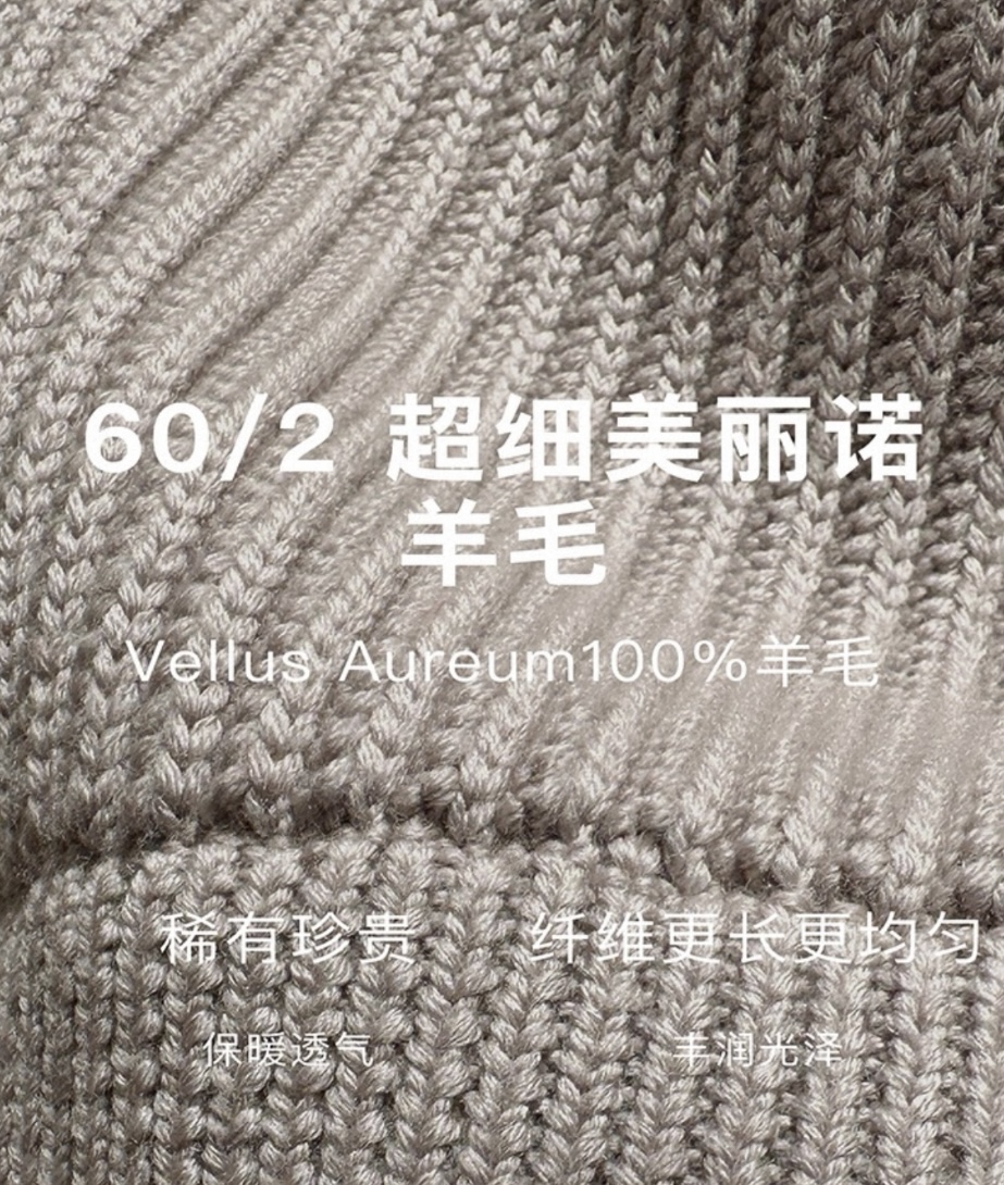 1480💰（编号52）
高端重磅级好物 超重工美利奴羊毛/VellusAureum青果领针织开衫 
老钱风满满 单是原料就用了1.4公斤黄金羊毛，成本比大部分羽绒服还高!
澳大利亚牧场的羊毛&意大利工坊的工艺
每一件都是传统手艺和现代技术的结合
VELLUS AUREUM超细美利奴羊毛摸起来软糯 又透气又保暖 复古织纹还特别显质感
袖口，下摆是罗纹工艺，弹性好还不容易变形。前身双贴袋，侧边立体包边，后领撞色贴片加皮质饰条，门襟是手工打磨的天然花牛角扣。
尺码48～56 