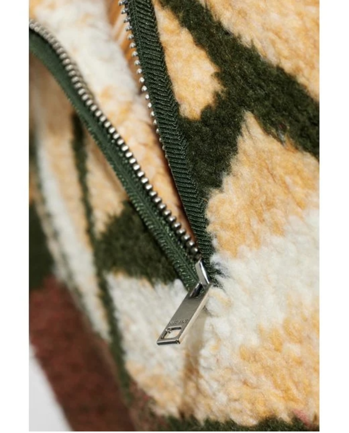 750💰（编号52）
保真 ！ Isabel Marant 2026早春系列的MARLEY印花抓绒外套 男女同款 欧洲官网449欧元在售款 尺码 ：xs/6  s/4 m/4
属于品牌标志性的游牧波西米亚风格演绎款。
宽松的Oversize版型，建议选小一码穿着更合身。
罗纹翻领漏斗领，正面拉链，饰有&ldquo;Isabel Marant&rdquo;标志，长袖，落肩袖口，侧边口袋，蓬松羊毛针织面料，通体提花，腰部抽绳带扣，斜裁滚边，宽松版型