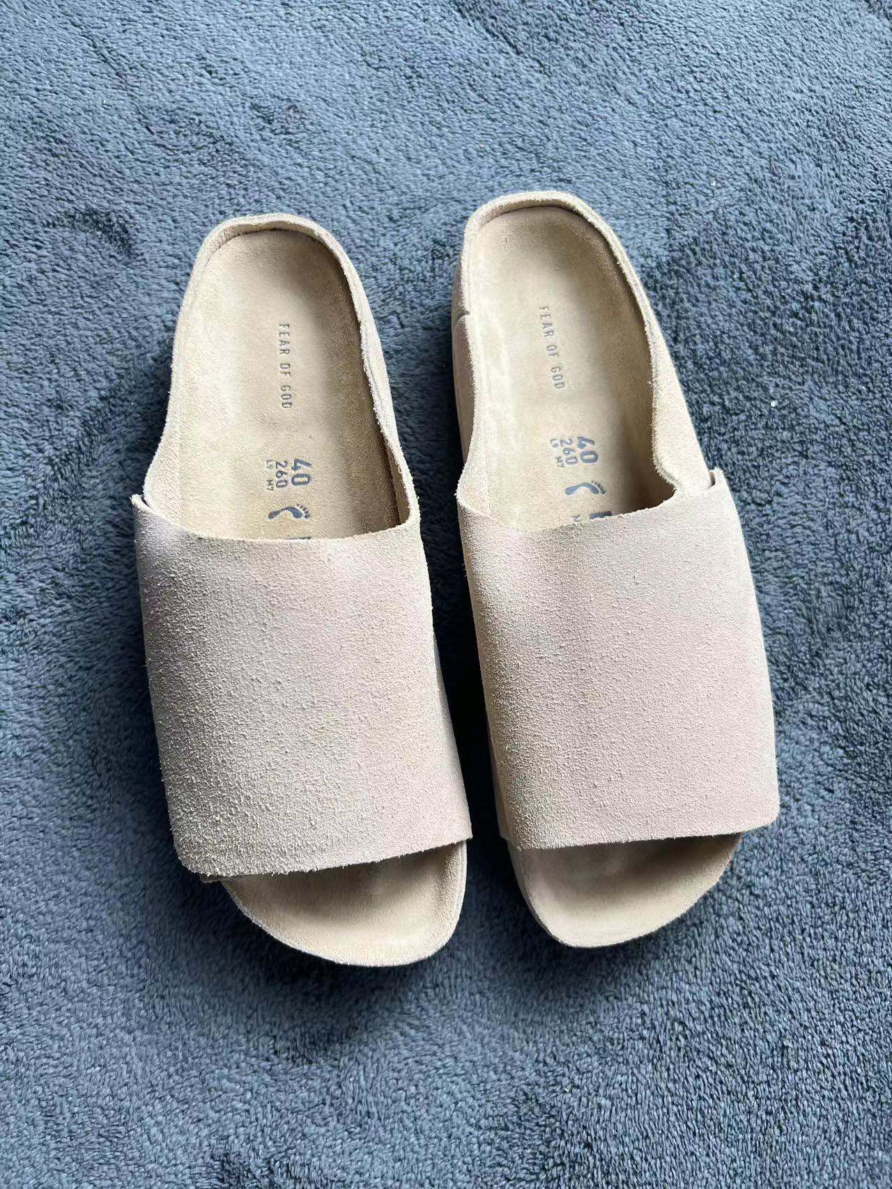 海外原厂过验版本🔥区别市场通货🐮 Birkenstock 勃肯联名 fear of god
牛皮绒面拖鞋三色 
尺码35-45码
正品原厂渠道流出，各个平台的爆款，最近超级火，可以说除了没有授权就是真鞋，不满意随意售后💰330