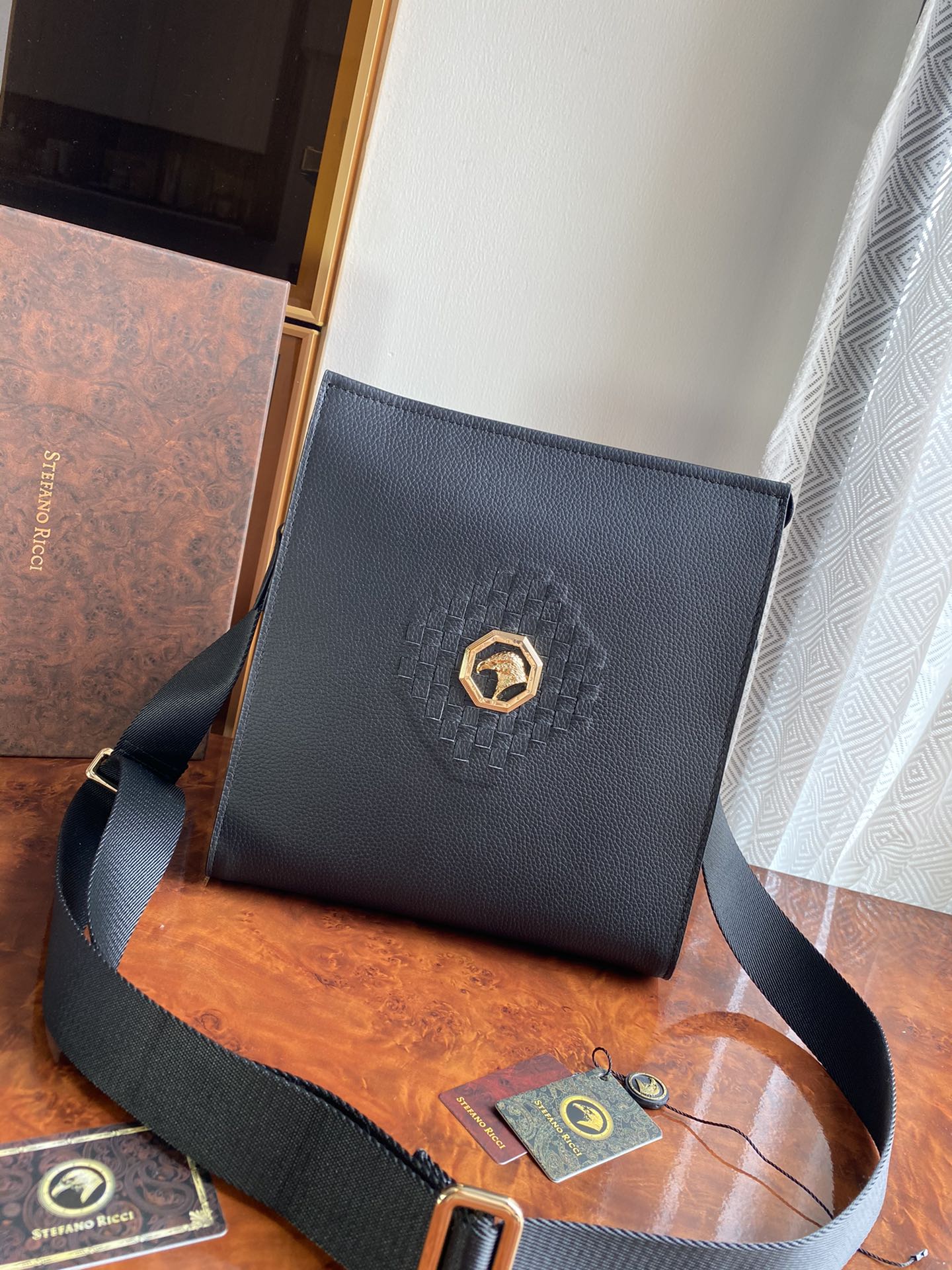 史蒂芬被喻为“领带之王”Stefano Ricci轻奢品🆕编号：9318-4黑色♠️原厂进口牛皮 斜挎轻