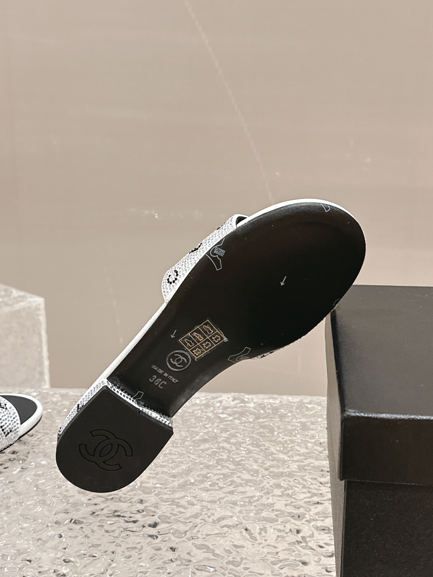 出厂：💰147
CHANEL 香奈儿 春夏新款 字母水钻平底拖鞋 休闲凉拖 一字拖
真的这么blingbling的拖鞋满钻，经典与艺术感兼具，日常出街造型随你凹。特点就是烫钻特别闪，重工打造不易掉钻，名媛性感气质百搭
💭鞋面:烫钻
💭内里:羊皮
💭大底:橡胶底
💭跟高:1.5cm
码数：35-40