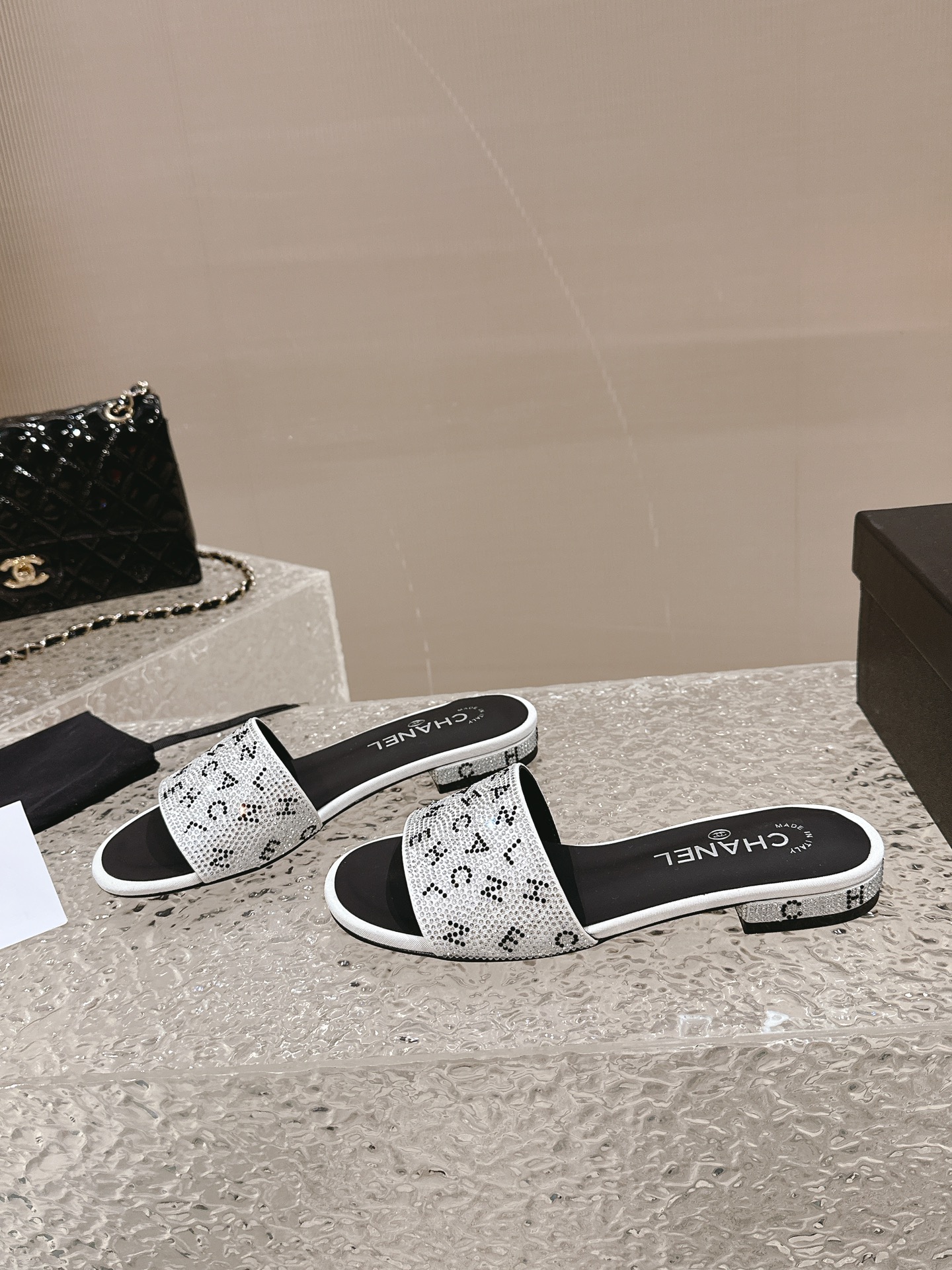出厂：💰147
CHANEL 香奈儿 春夏新款 字母水钻平底拖鞋 休闲凉拖 一字拖
真的这么blingbling的拖鞋满钻，经典与艺术感兼具，日常出街造型随你凹。特点就是烫钻特别闪，重工打造不易掉钻，名媛性感气质百搭
💭鞋面:烫钻
💭内里:羊皮
💭大底:橡胶底
💭跟高:1.5cm
码数：35-40