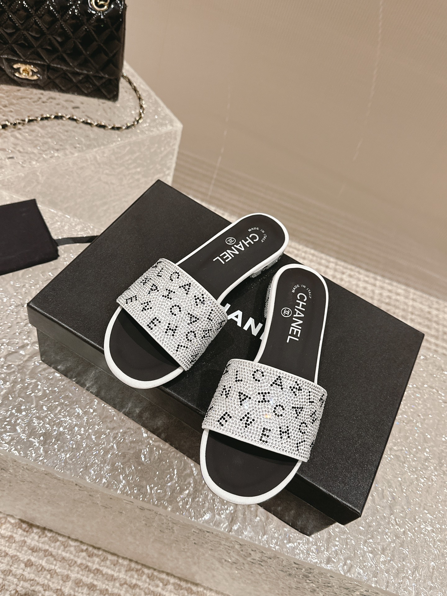 出厂：💰147
CHANEL 香奈儿 春夏新款 字母水钻平底拖鞋 休闲凉拖 一字拖
真的这么blingbling的拖鞋满钻，经典与艺术感兼具，日常出街造型随你凹。特点就是烫钻特别闪，重工打造不易掉钻，名媛性感气质百搭
💭鞋面:烫钻
💭内里:羊皮
💭大底:橡胶底
💭跟高:1.5cm
码数：35-40