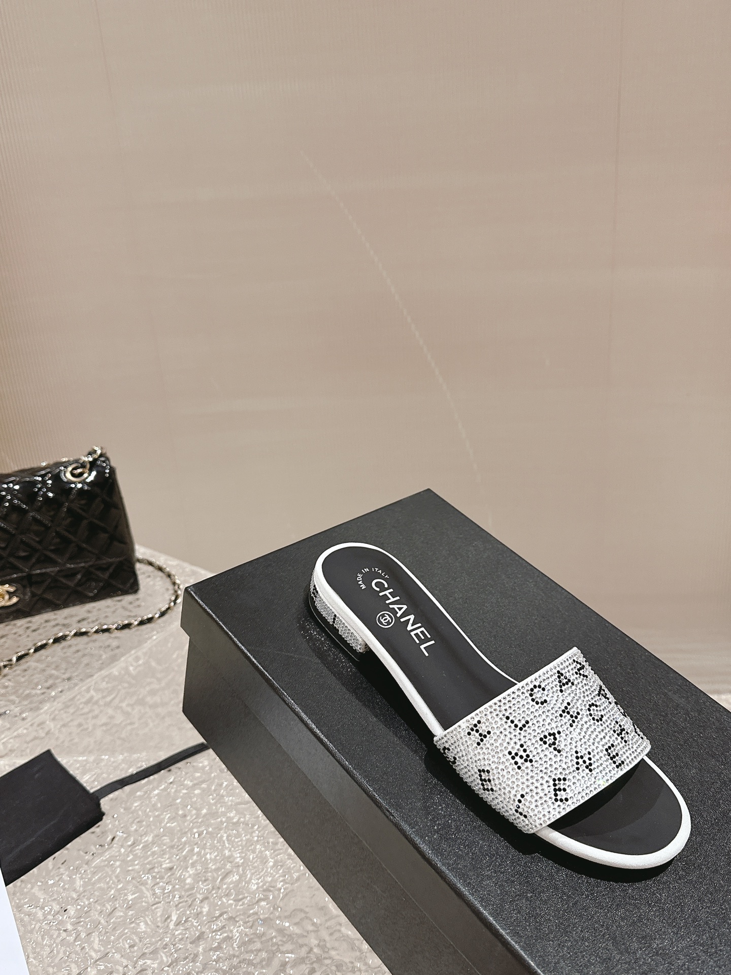 出厂：💰147
CHANEL 香奈儿 春夏新款 字母水钻平底拖鞋 休闲凉拖 一字拖
真的这么blingbling的拖鞋满钻，经典与艺术感兼具，日常出街造型随你凹。特点就是烫钻特别闪，重工打造不易掉钻，名媛性感气质百搭
💭鞋面:烫钻
💭内里:羊皮
💭大底:橡胶底
💭跟高:1.5cm
码数：35-40