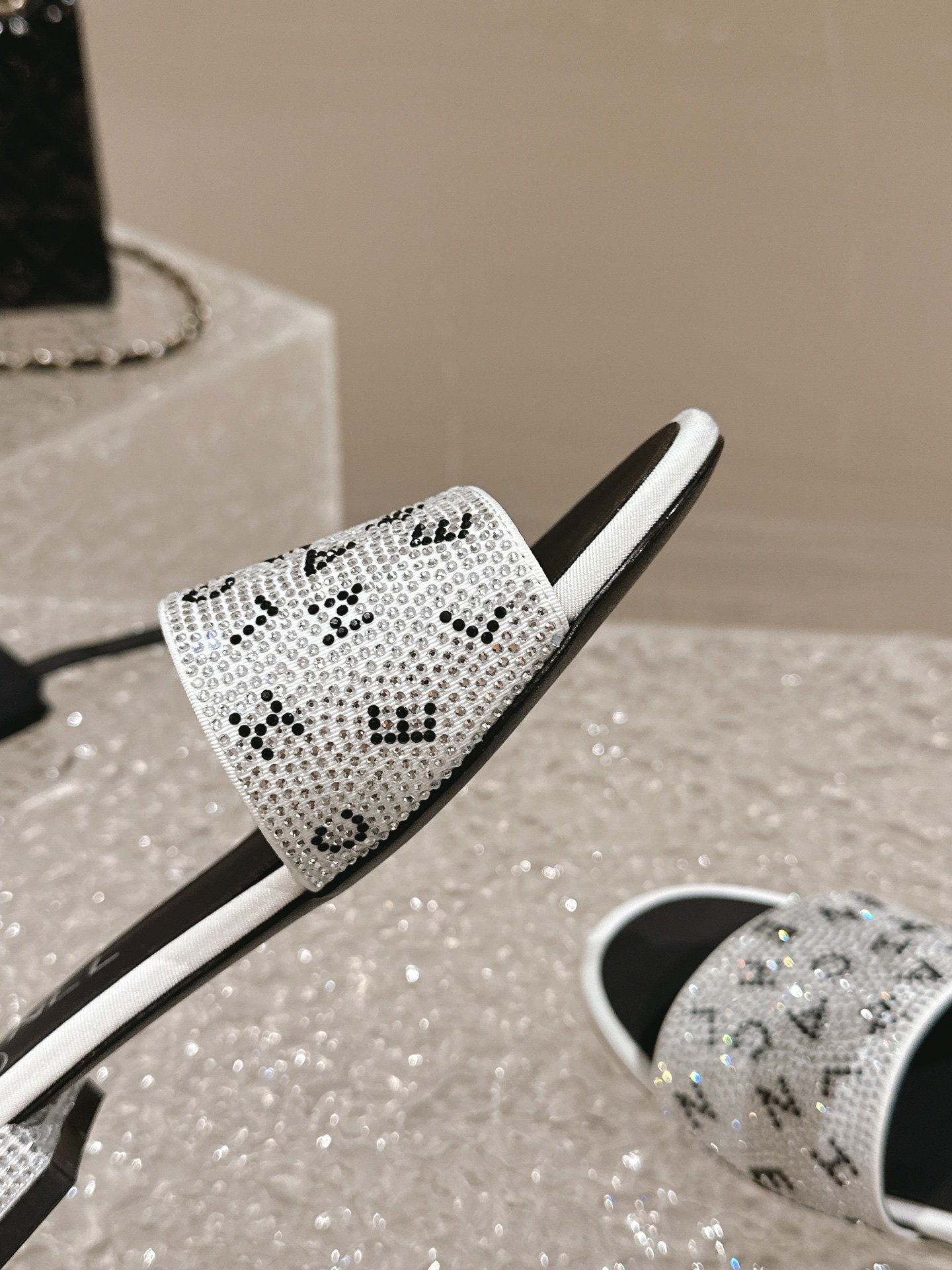 出厂：💰147
CHANEL 香奈儿 春夏新款 字母水钻平底拖鞋 休闲凉拖 一字拖
真的这么blingbling的拖鞋满钻，经典与艺术感兼具，日常出街造型随你凹。特点就是烫钻特别闪，重工打造不易掉钻，名媛性感气质百搭
💭鞋面:烫钻
💭内里:羊皮
💭大底:橡胶底
💭跟高:1.5cm
码数：35-40