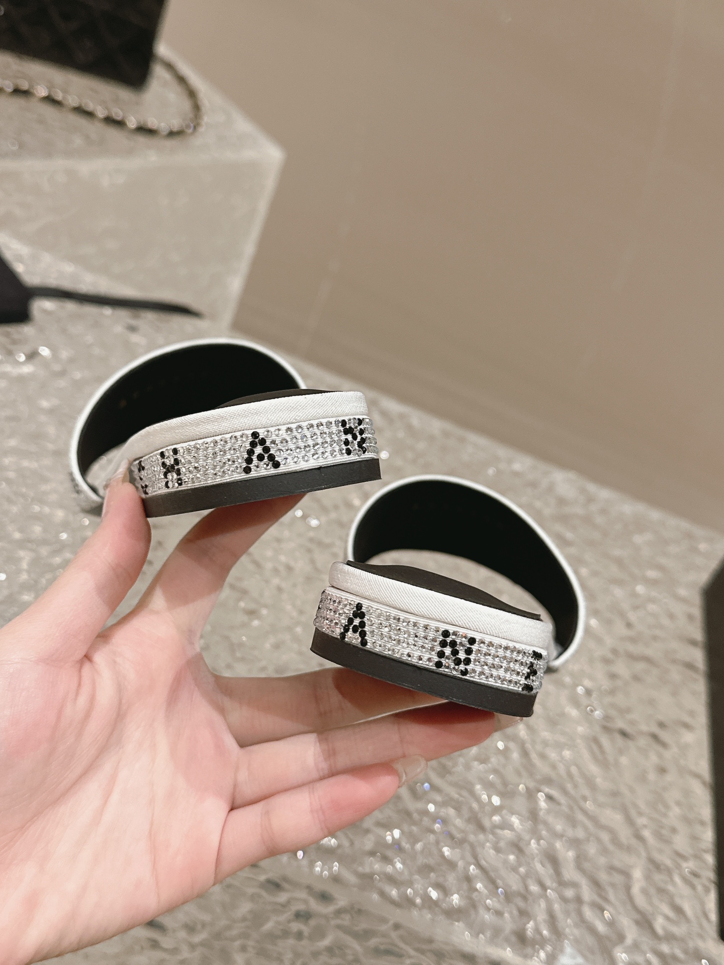 出厂：💰147
CHANEL 香奈儿 春夏新款 字母水钻平底拖鞋 休闲凉拖 一字拖
真的这么blingbling的拖鞋满钻，经典与艺术感兼具，日常出街造型随你凹。特点就是烫钻特别闪，重工打造不易掉钻，名媛性感气质百搭
💭鞋面:烫钻
💭内里:羊皮
💭大底:橡胶底
💭跟高:1.5cm
码数：35-40