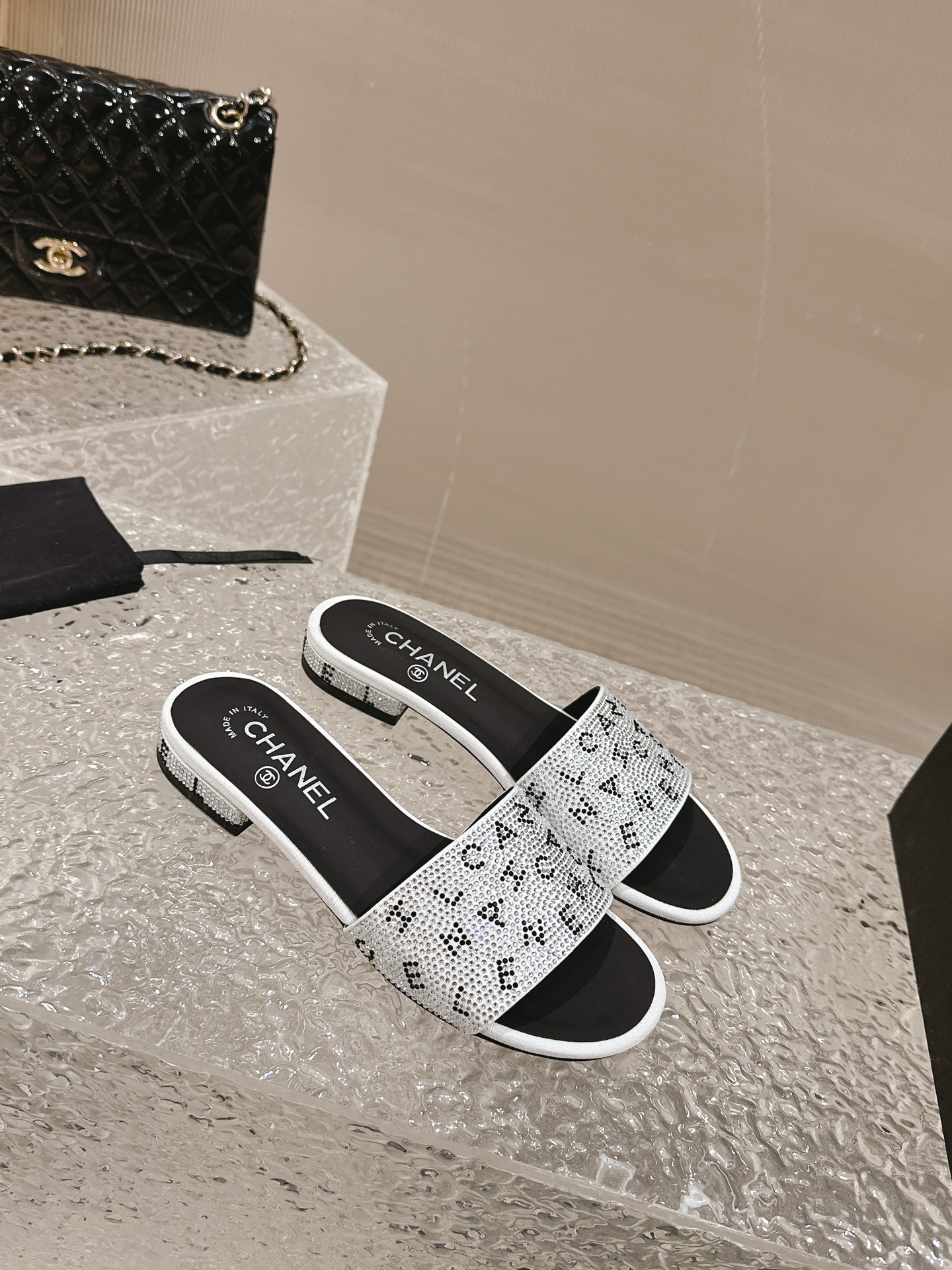 出厂：💰147
CHANEL 香奈儿 春夏新款 字母水钻平底拖鞋 休闲凉拖 一字拖
真的这么blingbling的拖鞋满钻，经典与艺术感兼具，日常出街造型随你凹。特点就是烫钻特别闪，重工打造不易掉钻，名媛性感气质百搭
💭鞋面:烫钻
💭内里:羊皮
💭大底:橡胶底
💭跟高:1.5cm
码数：35-40