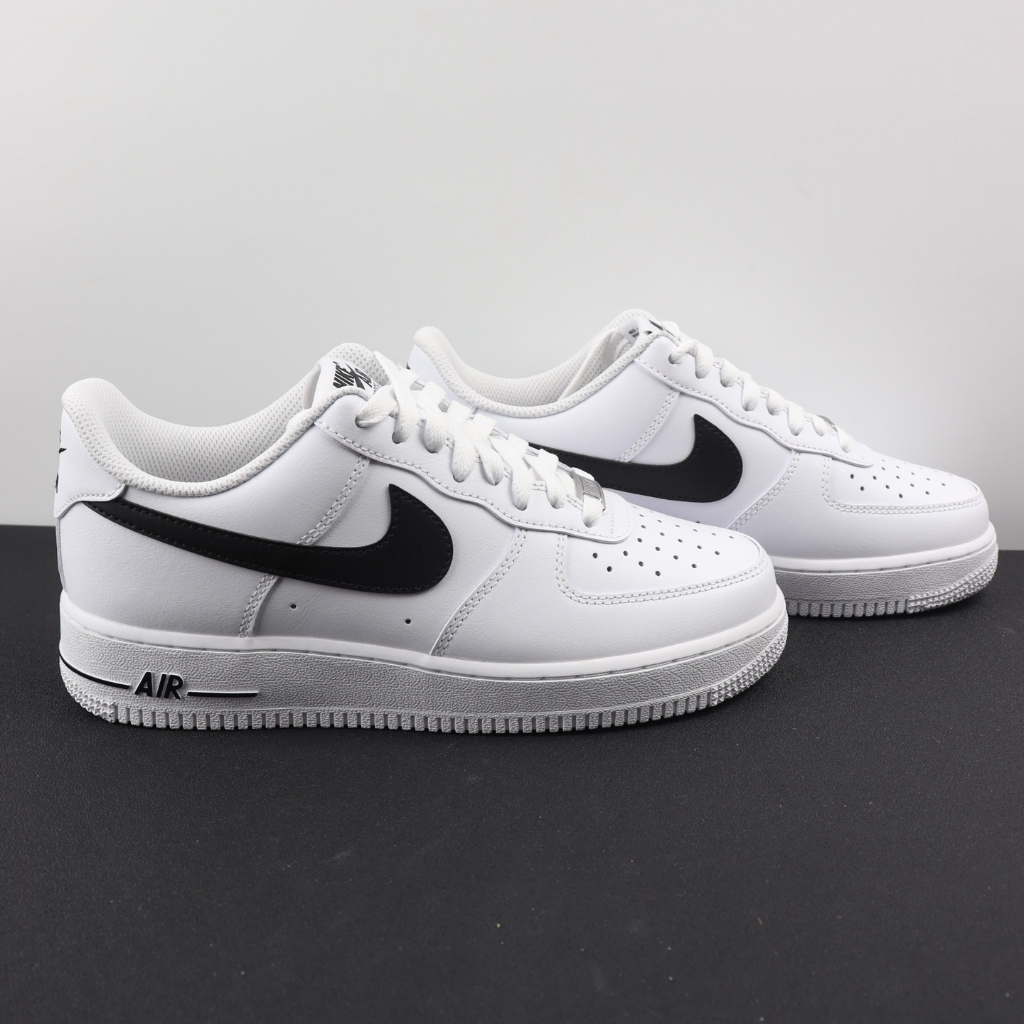 头层AF1空军白黑低帮！
尺码35.5-46全码出货！
百分百原鞋开发！市场真正匠心空军！
CJ0952-100！编码RHH240！