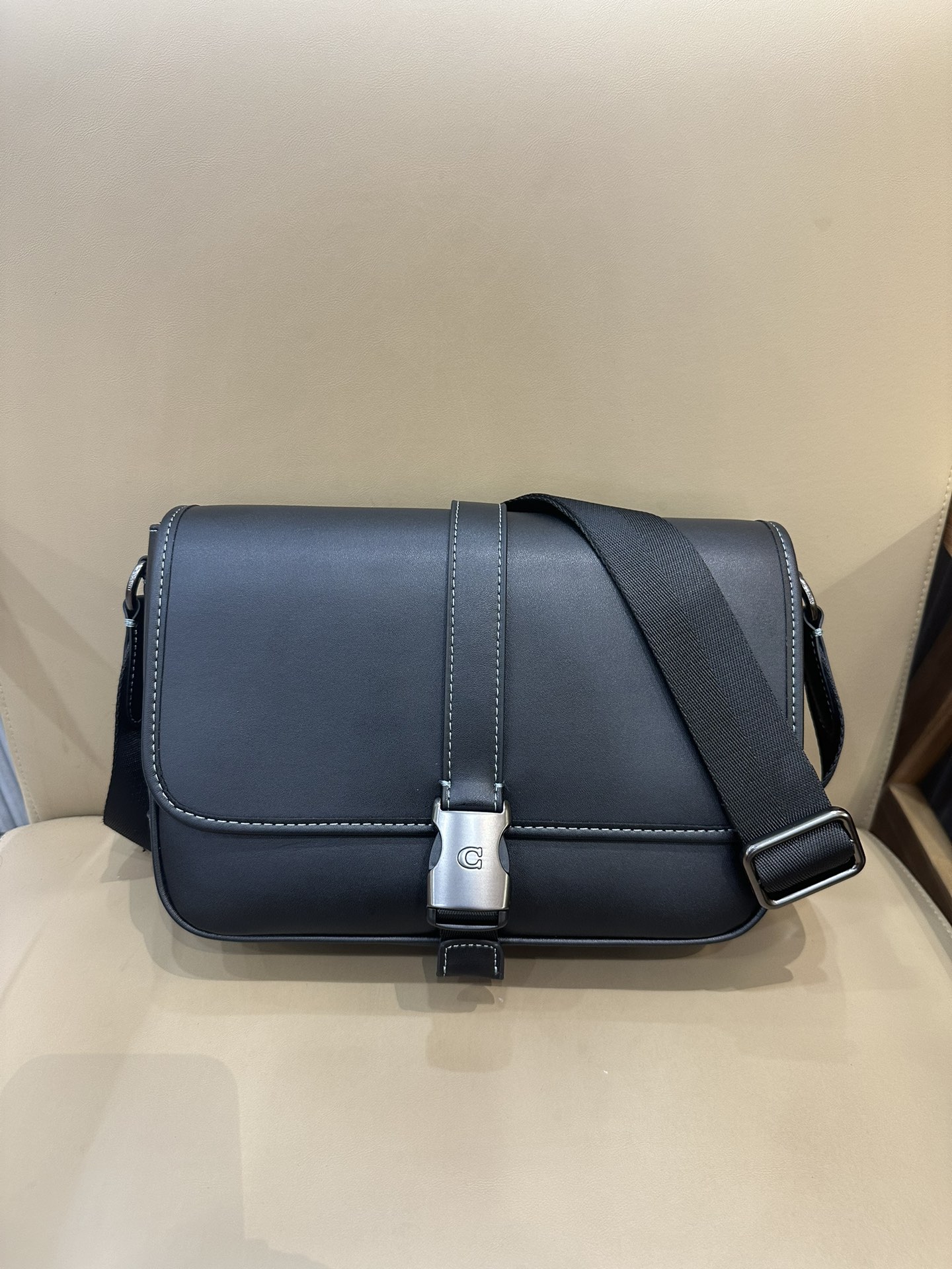 zzdqd【新品】COACH/蔻驰CU202 CU042 CU041男士经典标志AGUE信使包斜挎包翻盖邮差包，织物配牛皮革，内置多功能袋，卡扣开合，织物衬里外置开放式口袋，垂直长度63cm可调节肩带，可肩背或斜挎，29cm（长）×20cm（高）×7cm（宽）