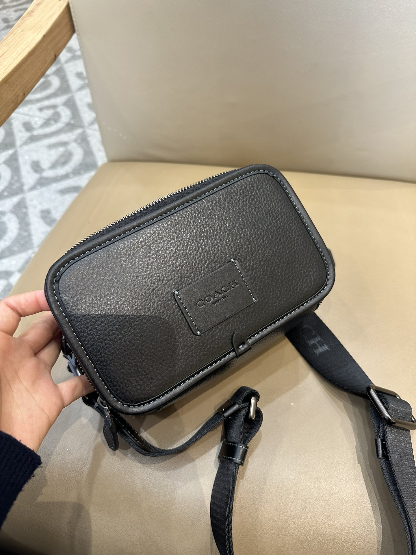 Coach COACH/蔻驰CW365 CM109 CM113 CAB80奥莱男士 标志WYATT斜挎包单肩包相机包 小方包 2个信用卡槽