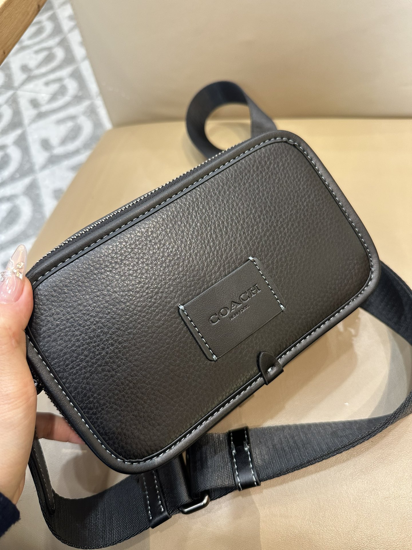 Coach COACH/蔻驰CW365 CM109 CM113 CAB80奥莱男士 标志WYATT斜挎包单肩包相机包 小方包 2个信用卡槽