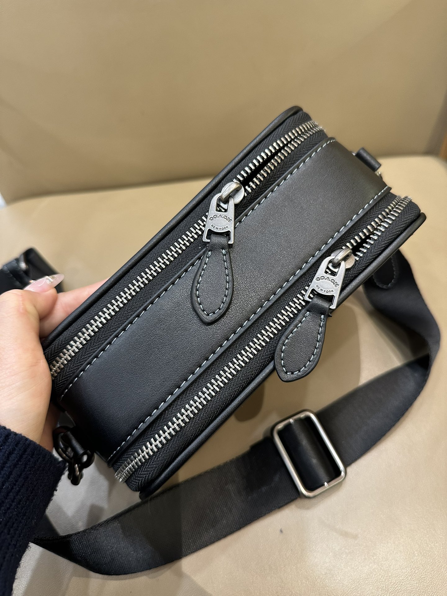 Coach COACH/蔻驰CM109 CM113奥莱男士 标志WYATT斜挎包单肩包 人造革配牛皮革