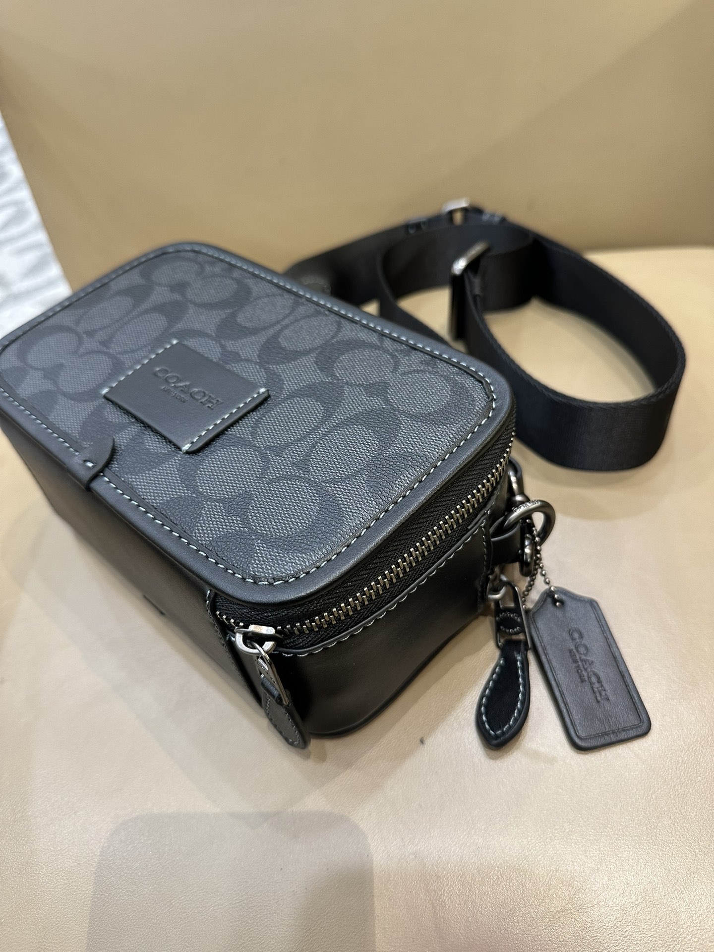 Coach COACH/蔻驰CM109 CM113奥莱男士 标志WYATT斜挎包单肩包 人造革配牛皮革