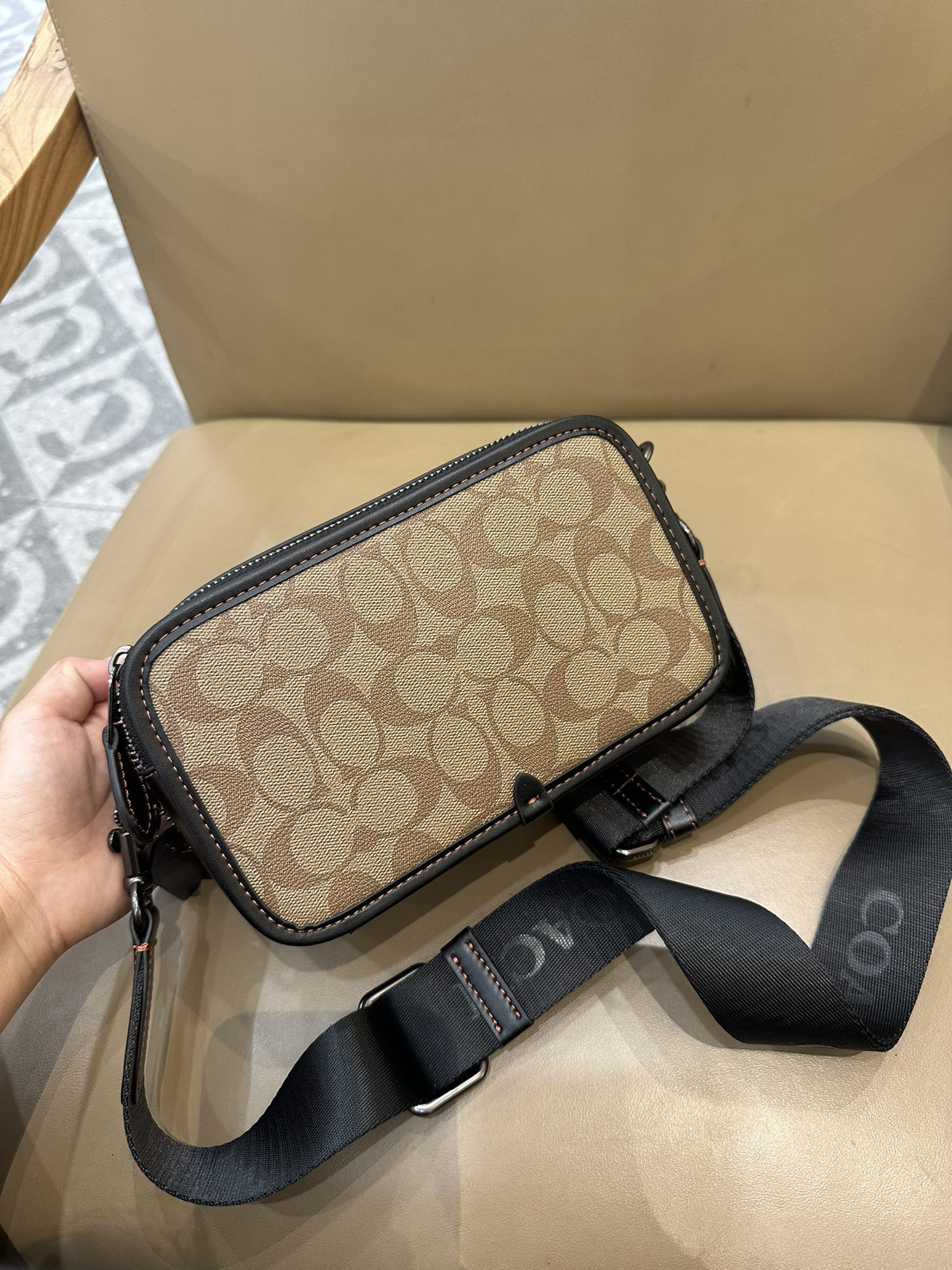 Coach COACH/蔻驰CW365 CM109 CM113 CAB80奥莱男士 标志WYATT斜挎包单肩包相机包 小方包 2个信用卡槽