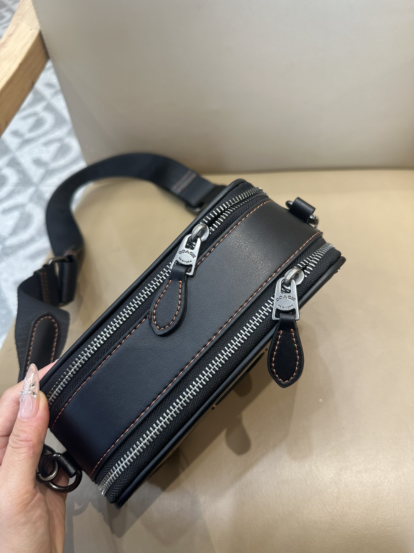 Coach COACH/蔻驰CM109 CM113奥莱男士 标志WYATT斜挎包单肩包 人造革配牛皮革