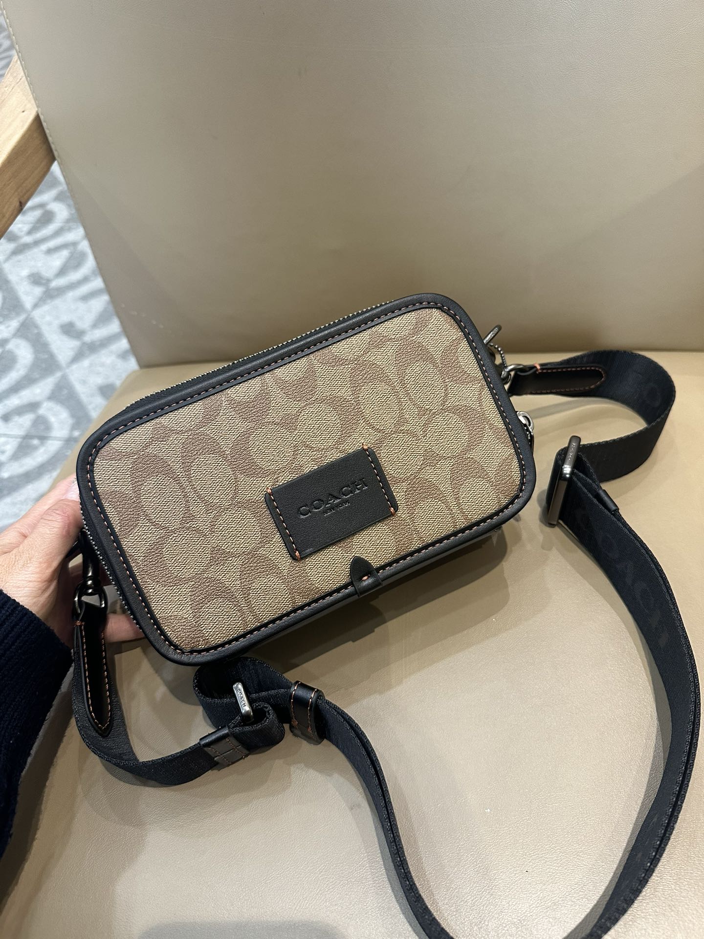 Coach COACH/蔻驰CW365 CM109 CM113 CAB80奥莱男士 标志WYATT斜挎包单肩包相机包 小方包 2个信用卡槽