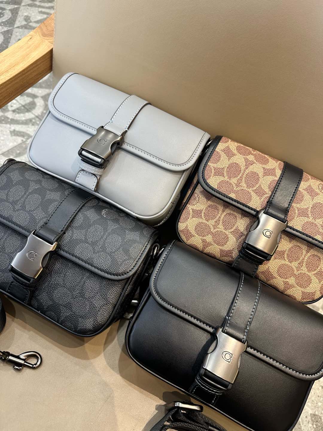 Coach 大号CU202 CU042 ，小号CY990 CY989