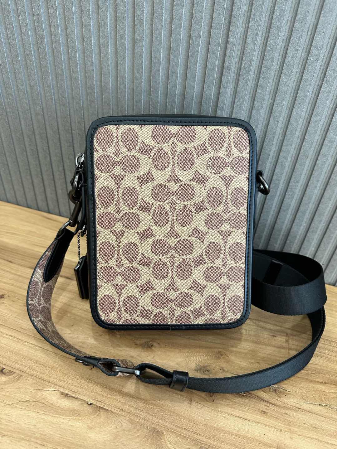 Coach 新品COACH/蔻驰奥莱 黑花CY894 棕花CY895 男士 标志老花贴饰徽章SULLIVAN斜挎包