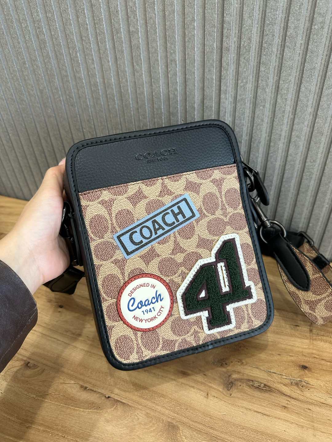 Coach 新品COACH/蔻驰奥莱 黑花CY894 棕花CY895 男士 标志老花贴饰徽章SULLIVAN斜挎包