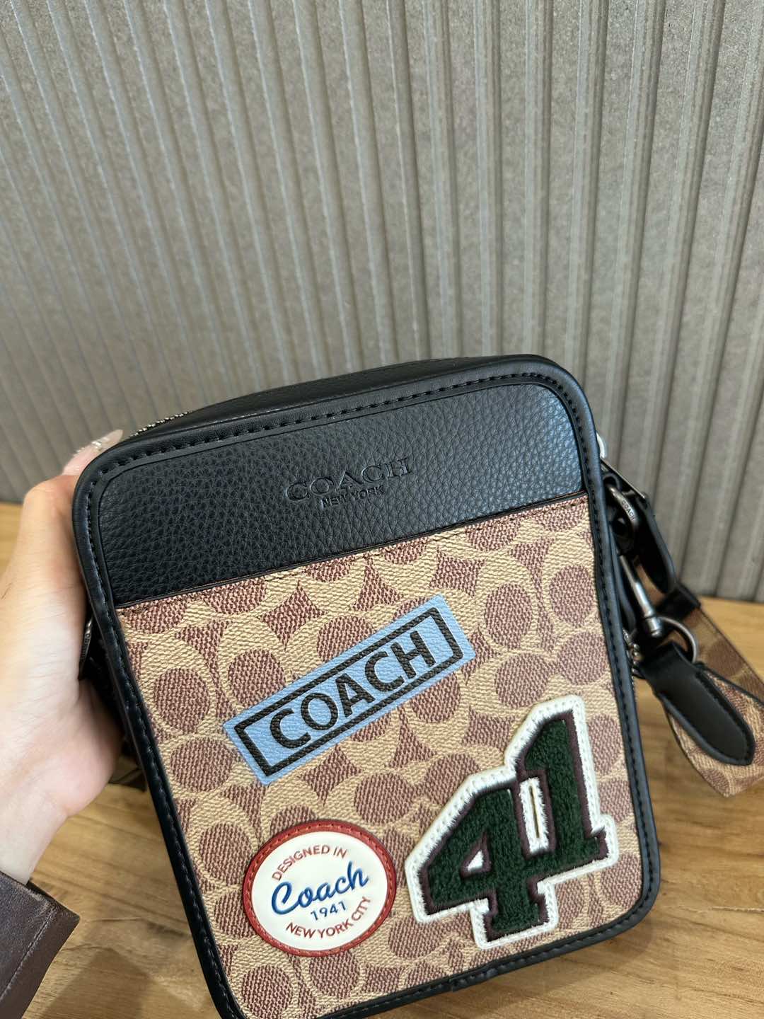 Coach 新品COACH/蔻驰奥莱 黑花CY894 棕花CY895 男士 标志老花贴饰徽章SULLIVAN斜挎包