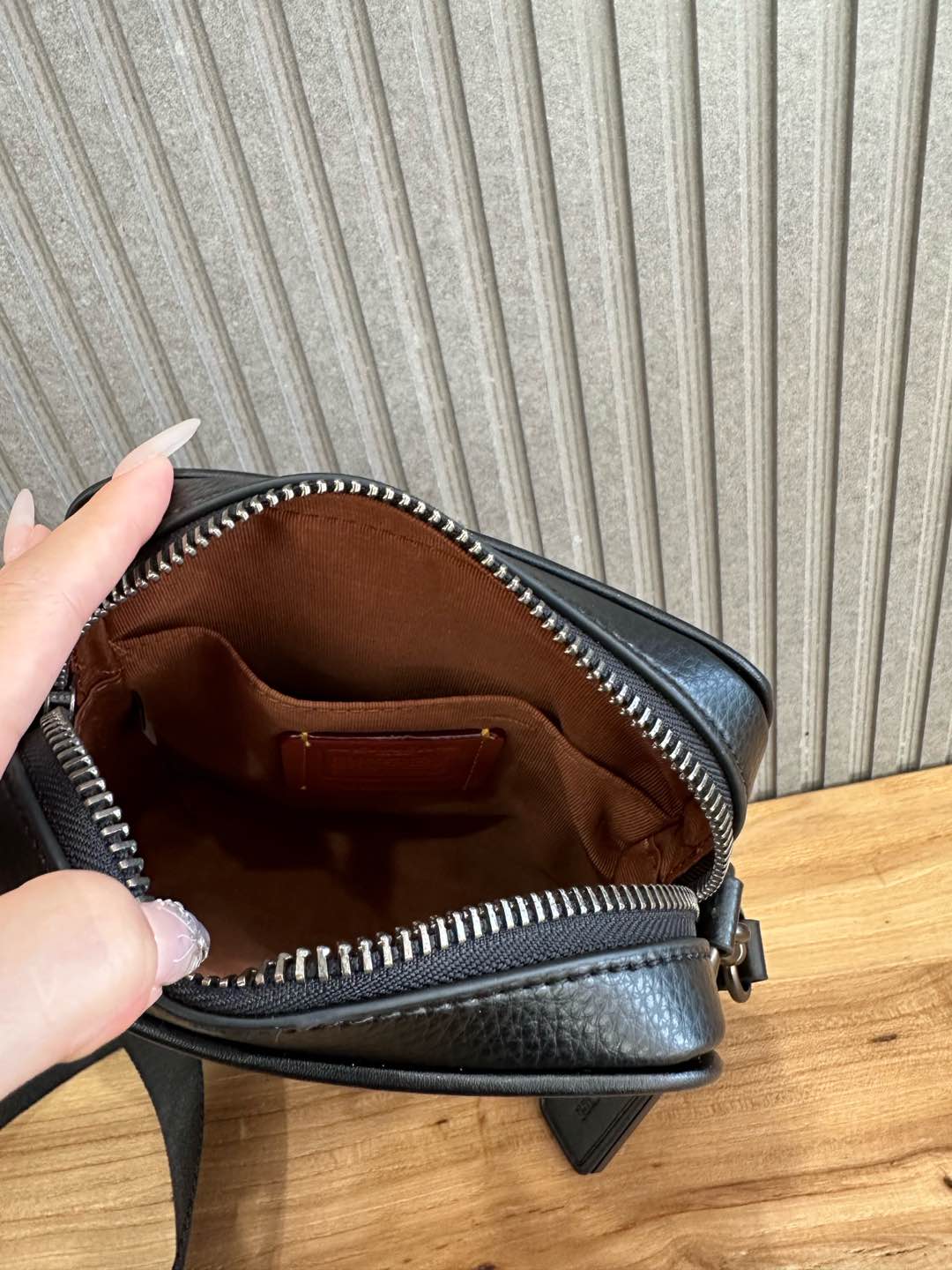 Coach 新品COACH/蔻驰奥莱 黑花CY894 棕花CY895 男士 标志老花贴饰徽章SULLIVAN斜挎包