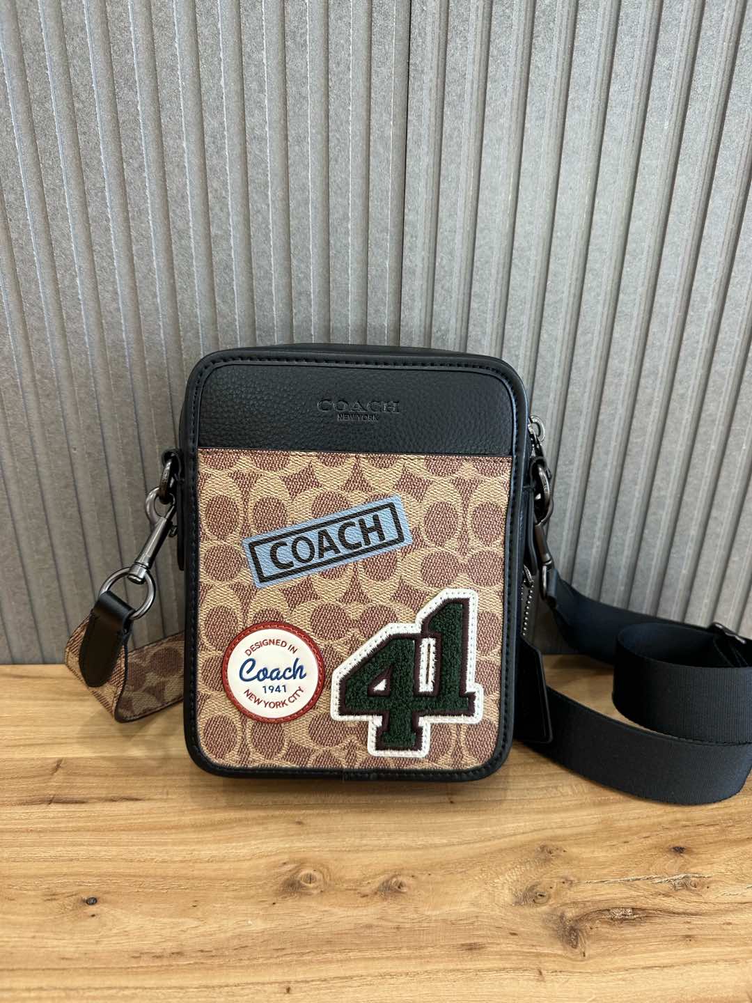 Coach 新品COACH/蔻驰奥莱 黑花CY894 棕花CY895 男士 标志老花贴饰徽章SULLIVAN斜挎包