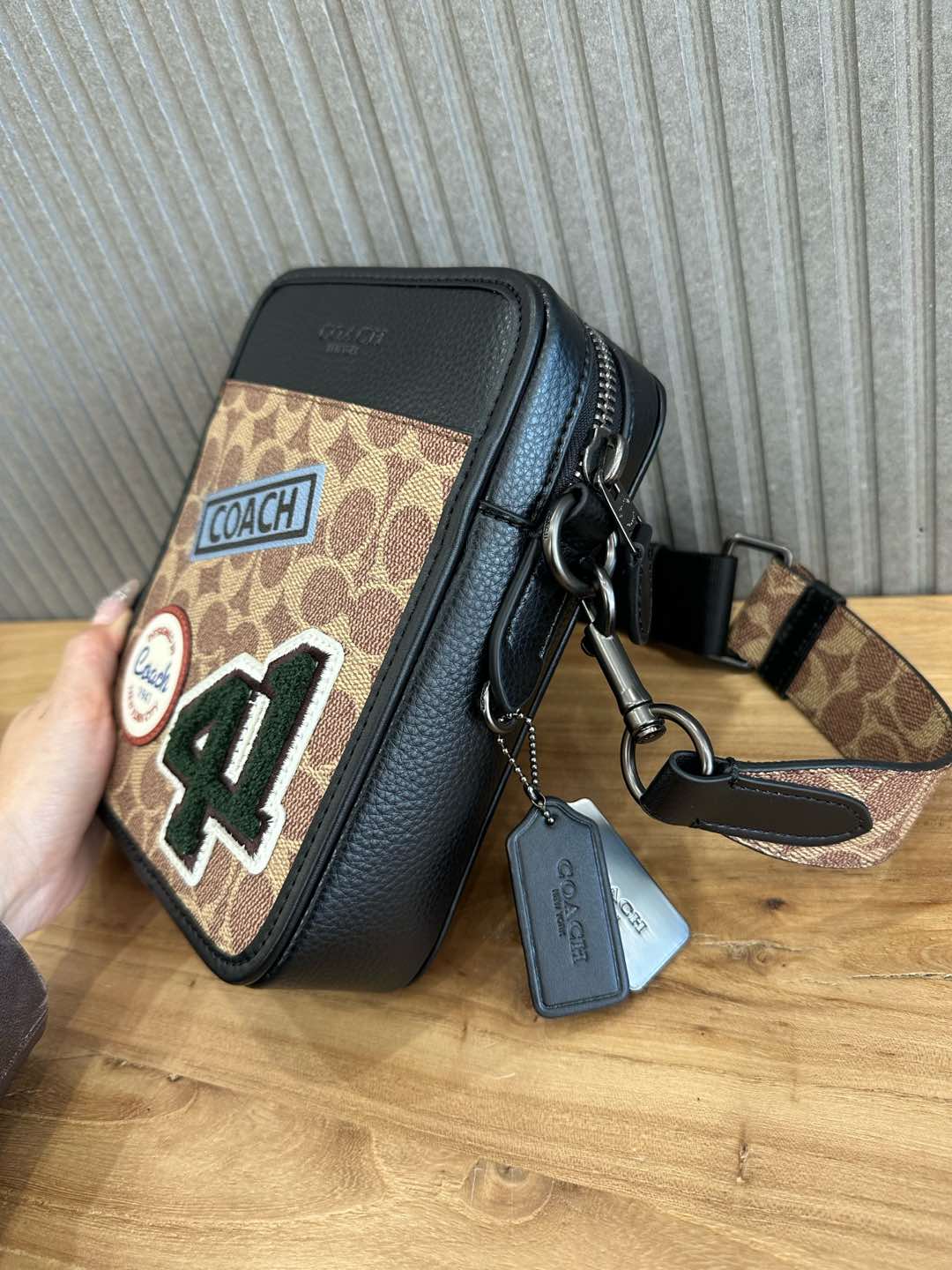 Coach 新品COACH/蔻驰奥莱 黑花CY894 棕花CY895 男士 标志老花贴饰徽章SULLIVAN斜挎包