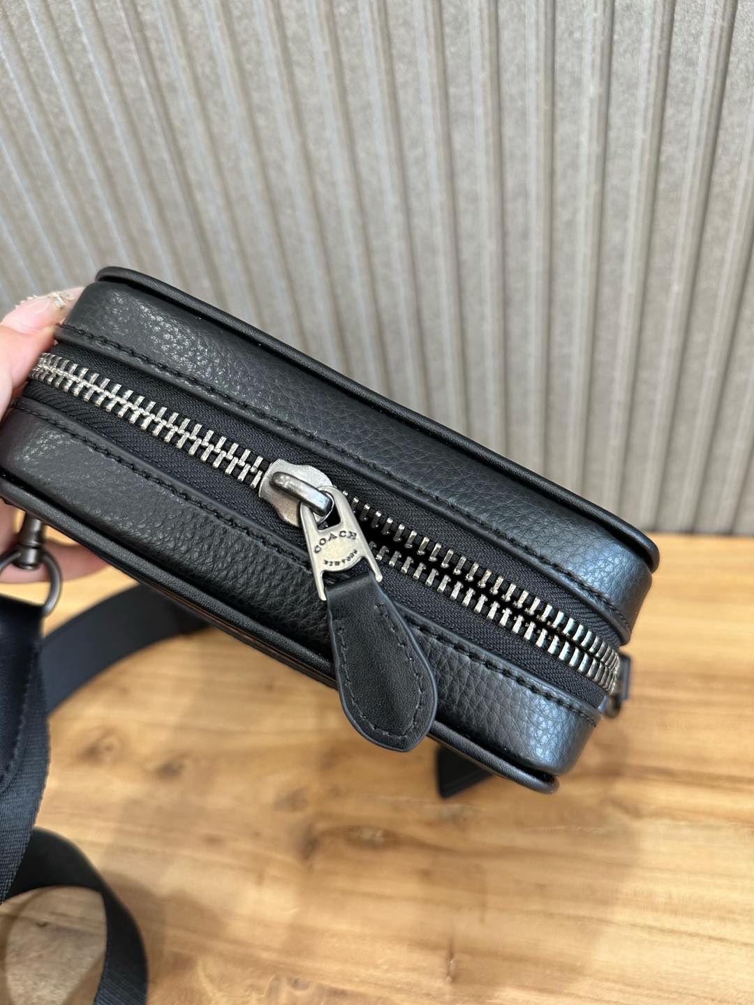 Coach 新品COACH/蔻驰奥莱 黑花CY894 棕花CY895 男士 标志老花贴饰徽章SULLIVAN斜挎包