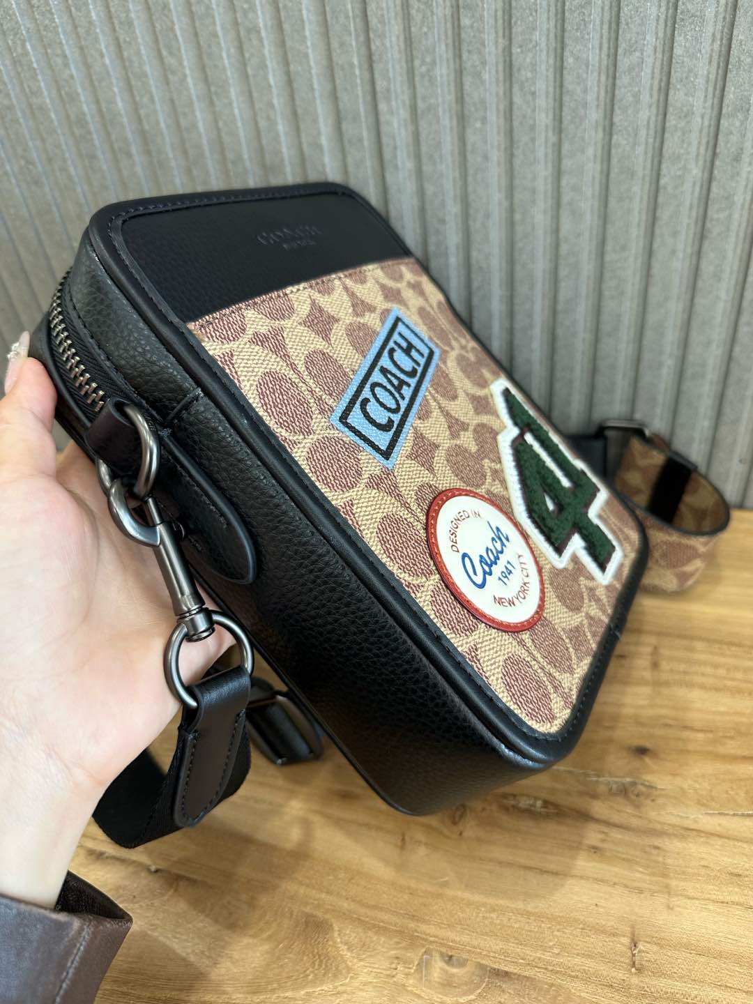 Coach 新品COACH/蔻驰奥莱 黑花CY894 棕花CY895 男士 标志老花贴饰徽章SULLIVAN斜挎包