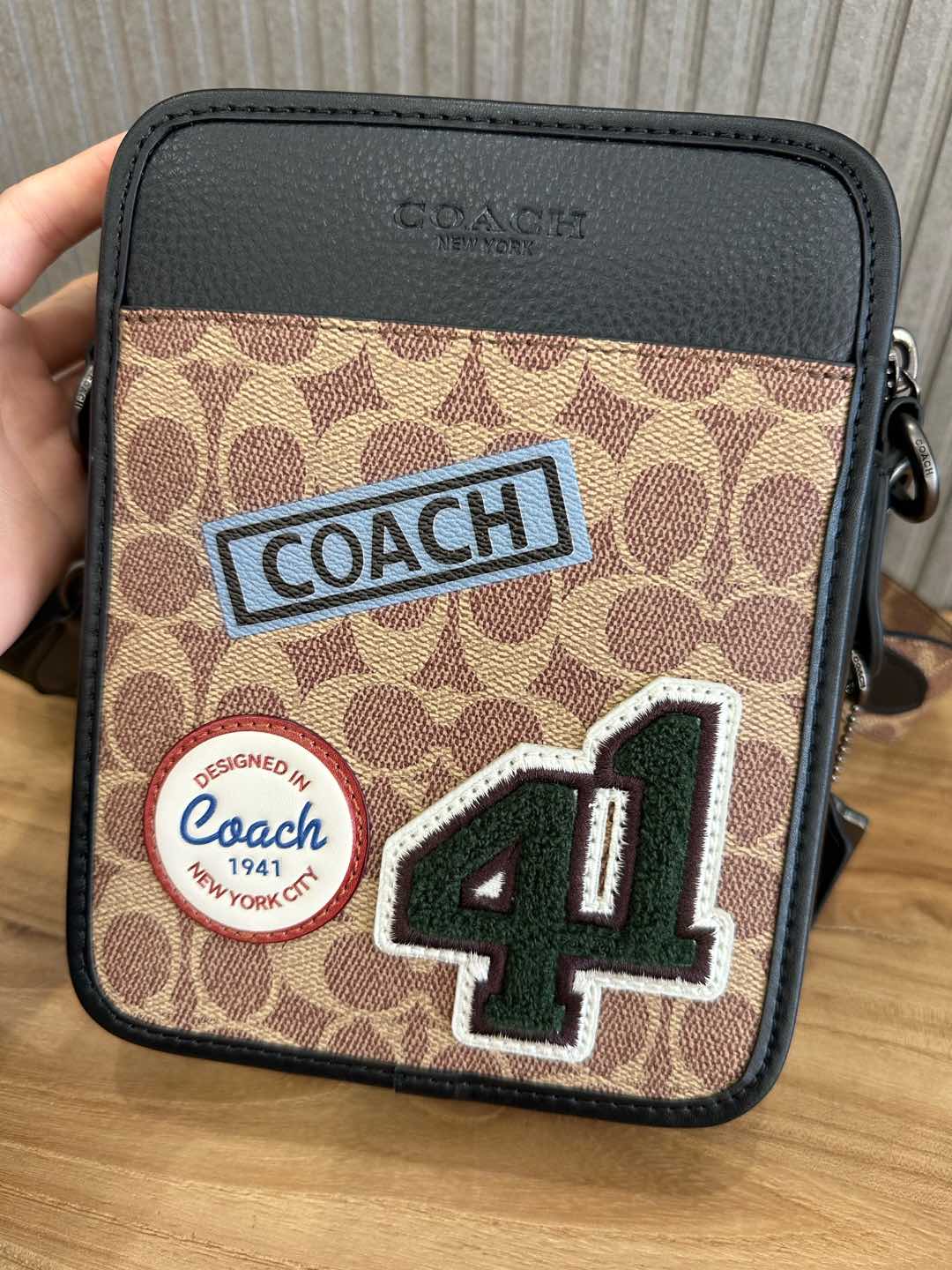 Coach 新品COACH/蔻驰奥莱 黑花CY894 棕花CY895 男士 标志老花贴饰徽章SULLIVAN斜挎包