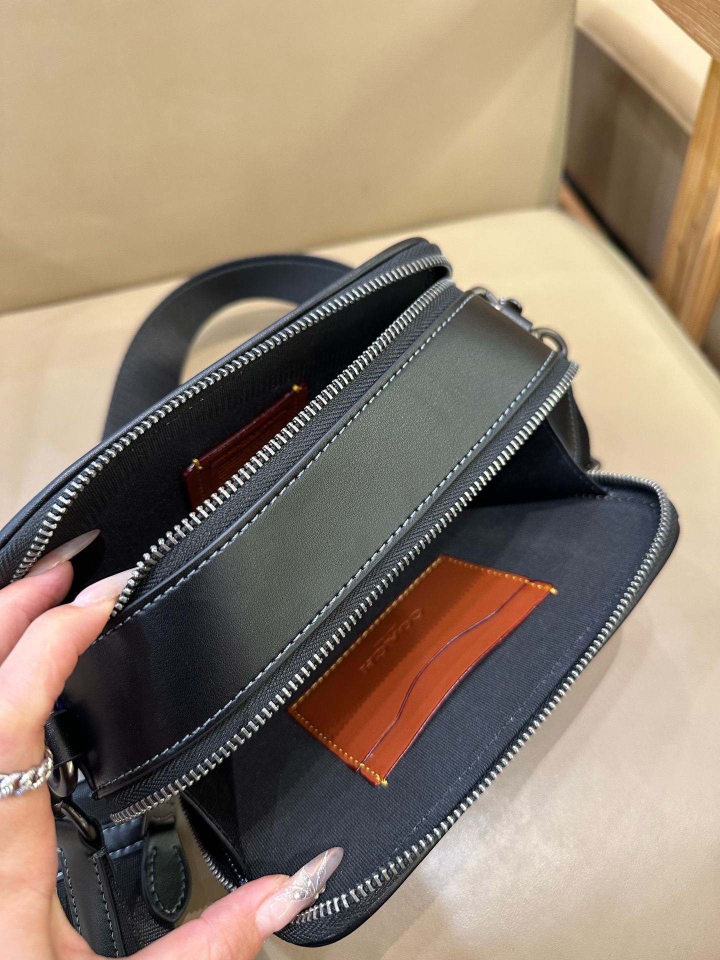 Coach C家COACH/蔻驰奥莱花CY888男士老花WYATT 斜挎单肩包通勤相机包 人造革