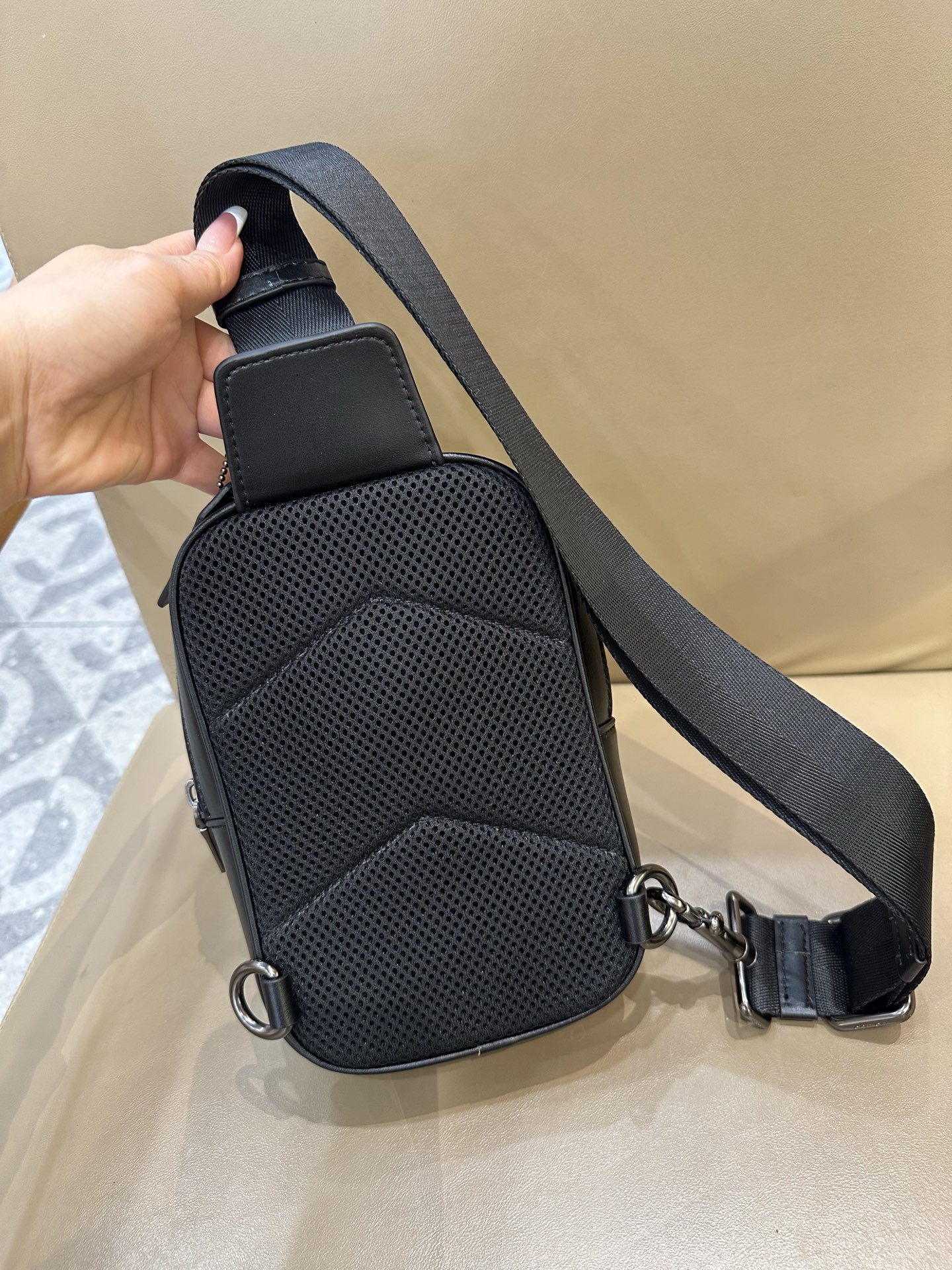 Coach 新款COACH蔻驰CV763奥莱WEST牛皮男款斜背包胸包