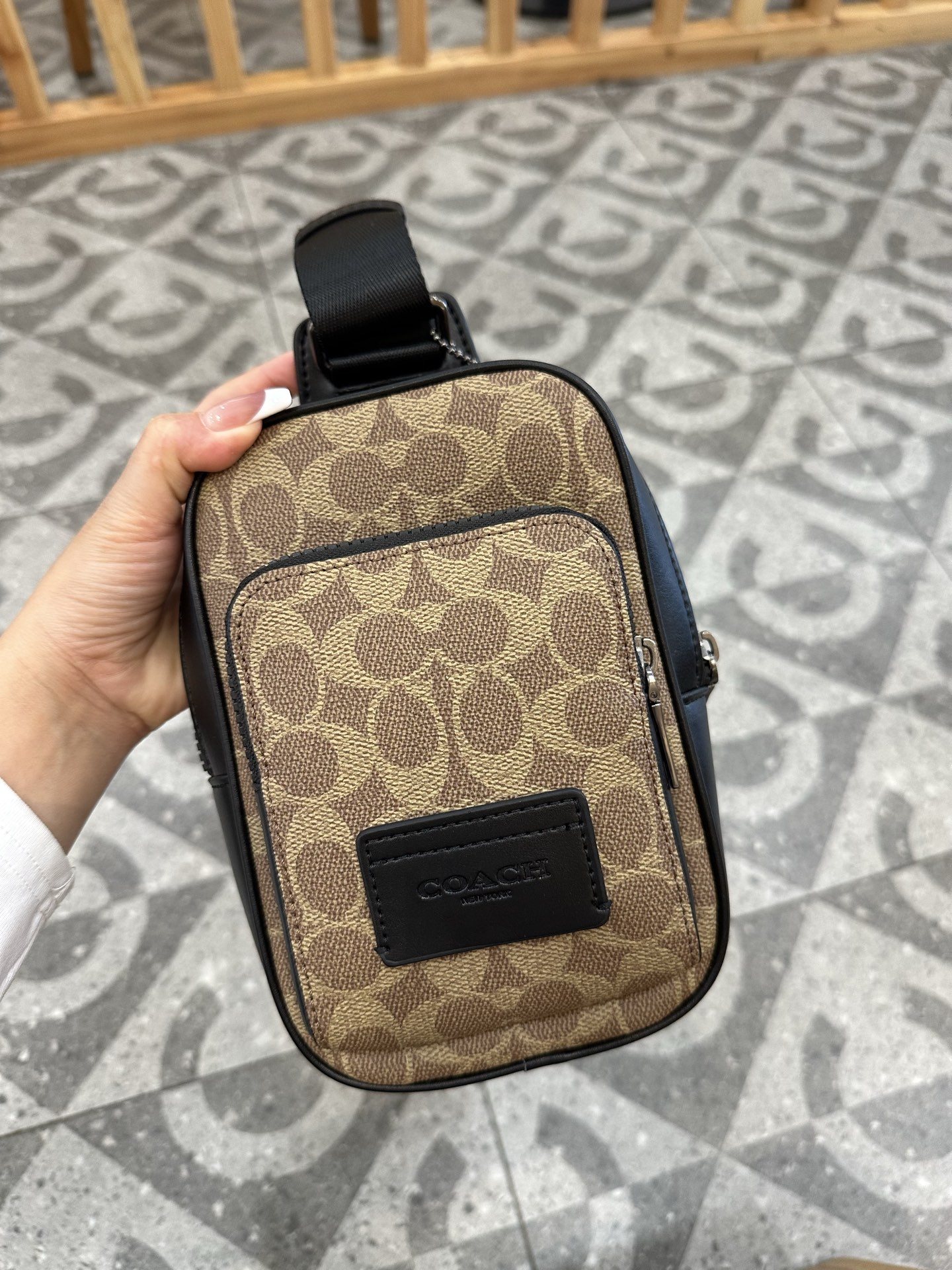 Coach 新款COACH蔻驰CV763奥莱WEST牛皮男款斜背包胸包