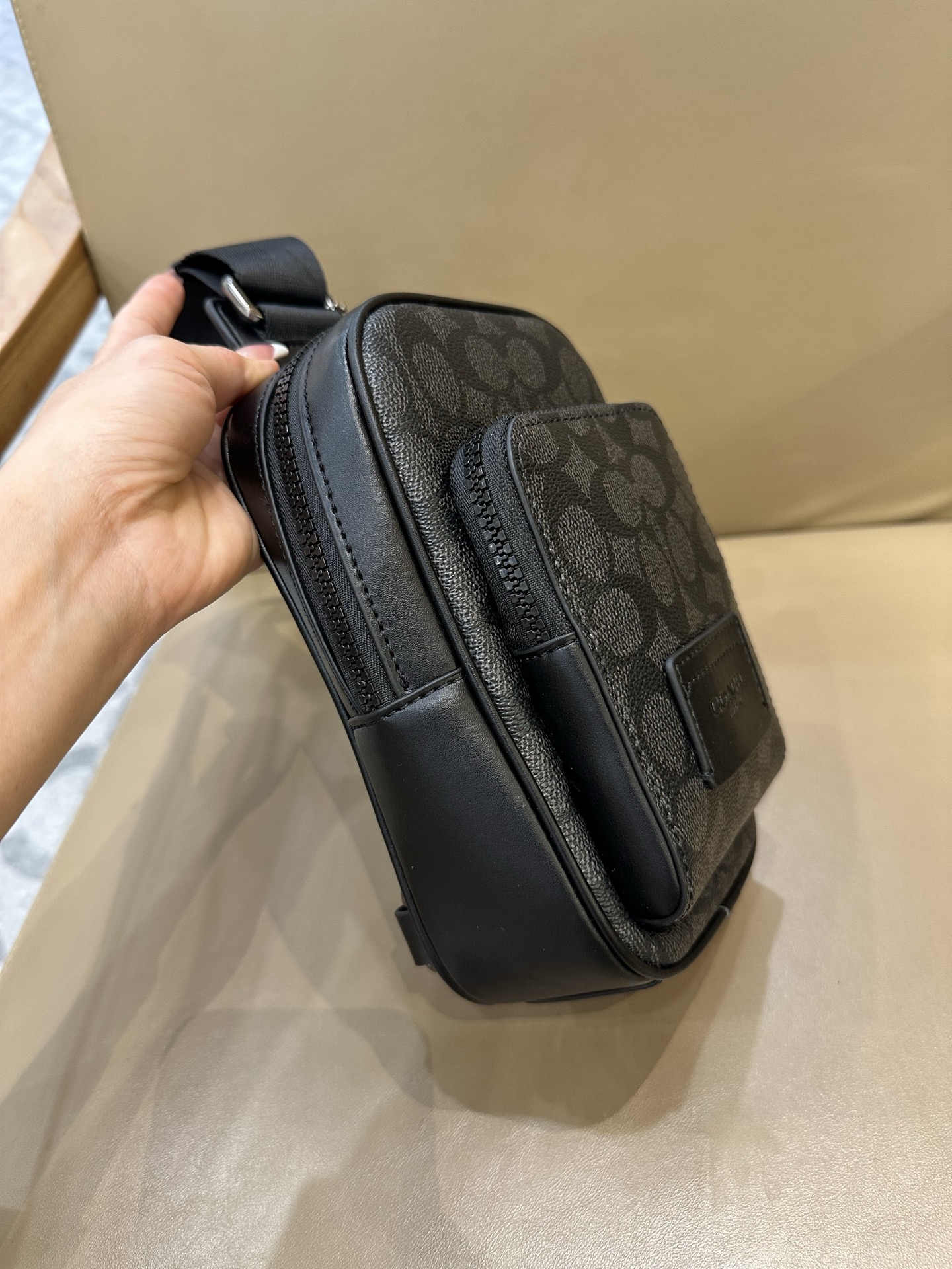 Coach 新款COACH蔻驰CV763奥莱WEST牛皮男款斜背包胸包