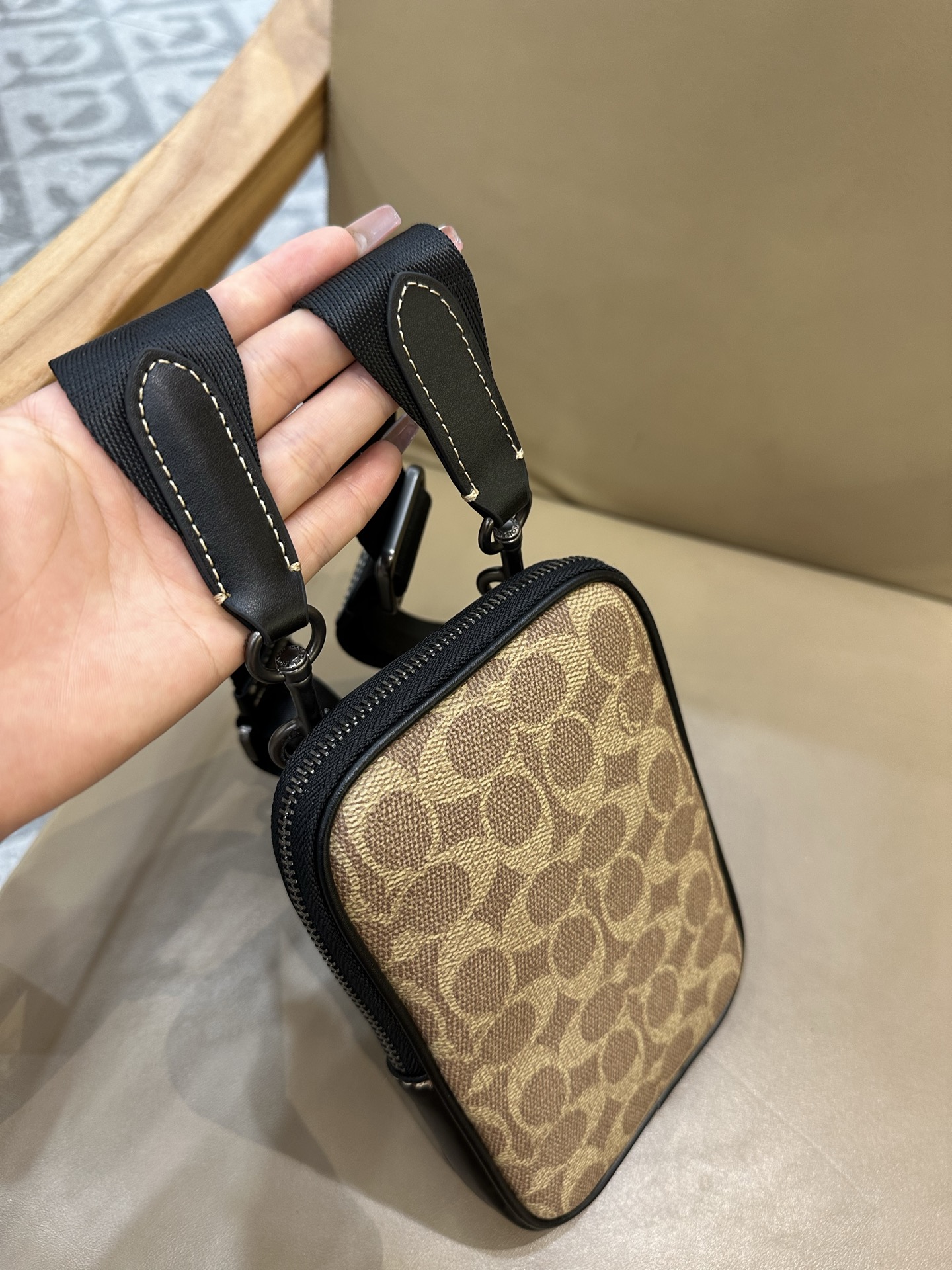 Coach COACH/蔻驰CW364 CS044奥莱款 标志印花 休闲男士单肩斜挎包 手机包相机包