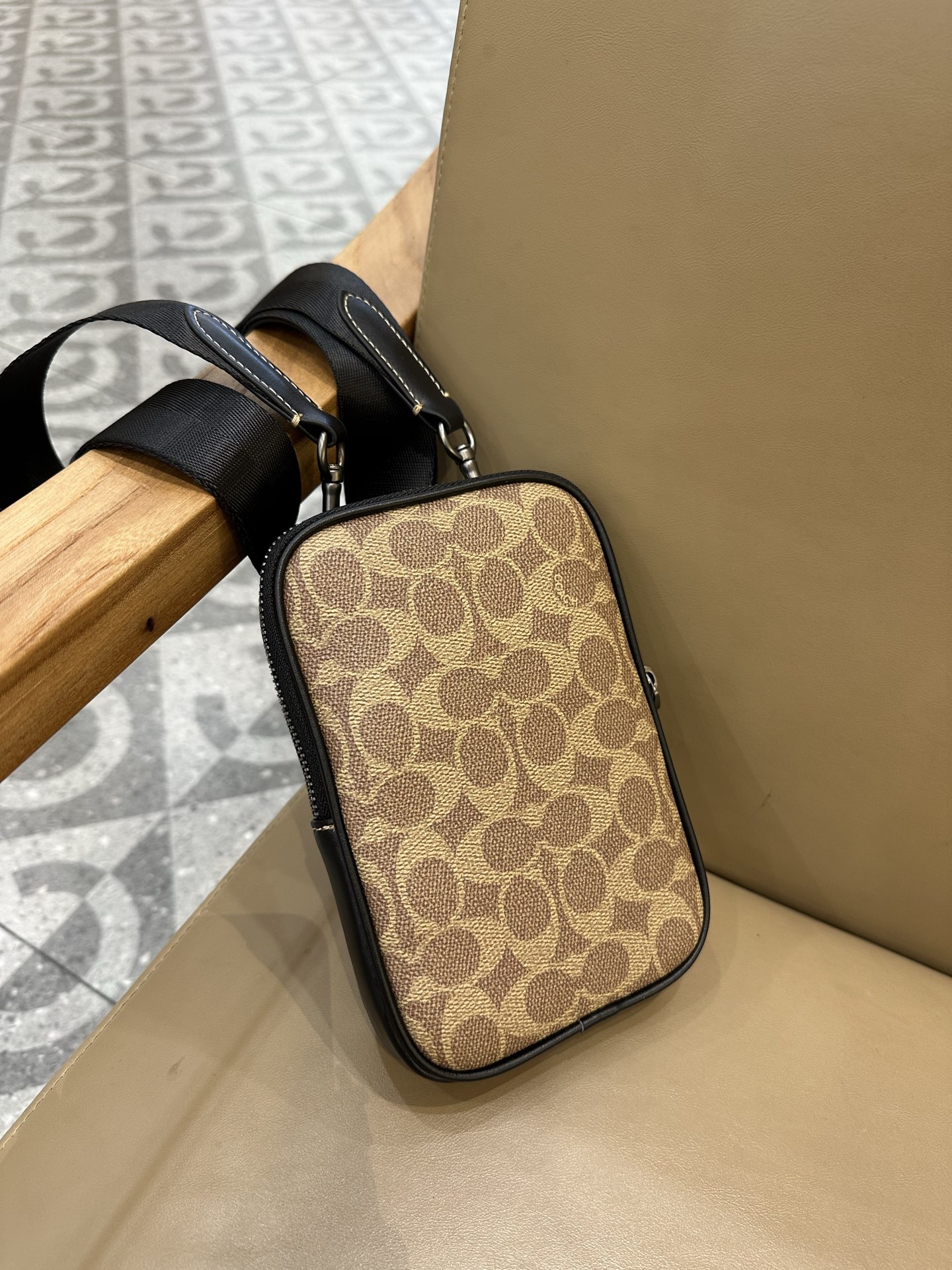 Coach COACH/蔻驰CW364 CS044奥莱款 标志印花 休闲男士单肩斜挎包 手机包相机包
