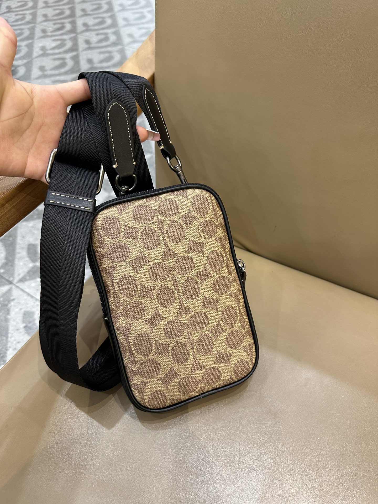 Coach COACH/蔻驰CW364 CS044奥莱款 标志印花 休闲男士单肩斜挎包 手机包相机包